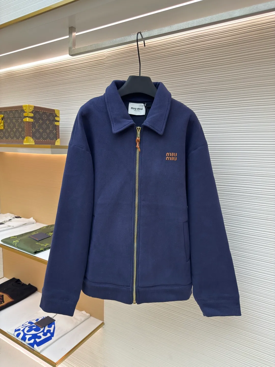MIUMIU small leather label embroidered zipper jacket ●Authentic product: Purchased and developed for 25400 ●Item number: 1680570-B50 ●Fabric: terry fabric ●Technology: embroidery production ●Version: loose fit ●Weight: about 1340 grams ●Size: 36-38-40-42 ●Description: 380 grams terry cloth combined with 260 grams double yarn, the fabric reaches 700 grams after high-temperature lamination. The overall weight of the garment is close to 2 kilograms. The fabric pattern is very three-dimensional and the upper body is very comfortable. The thread adopts 2*2 yarn thread, and the high-weight thread is embedded with this cloth, which has a very high-end garment effect. The pull uses the original No. 5 pull head with European style pull teeth. The pull head is electroplated in gold and has Miu Miu's iconic logo on it. The overall wiring is straight and delicate, the fabric is comfortable and soft, and the color is consistent without color difference. It can be matched with the same style to create a fashionable look and control various occasions. Customized accessories, complete with three standards, same style for men and women!