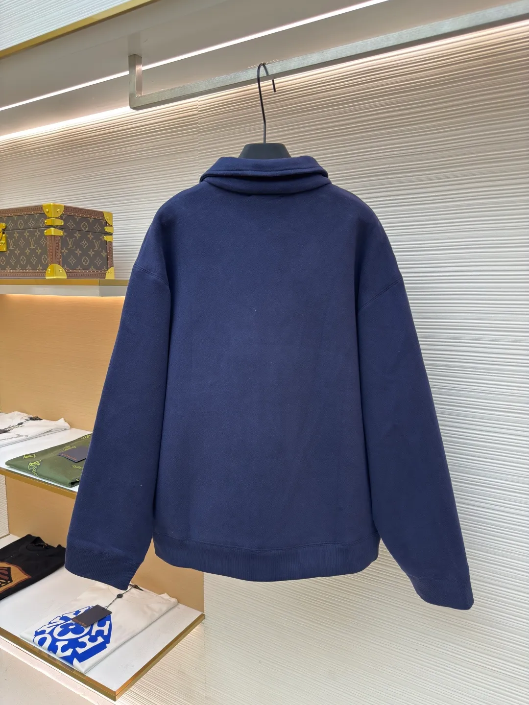MIUMIU small leather label embroidered zipper jacket ●Authentic product: Purchased and developed for 25400 ●Item number: 1680570-B50 ●Fabric: terry fabric ●Technology: embroidery production ●Version: loose fit ●Weight: about 1340 grams ●Size: 36-38-40-42 ●Description: 380 grams terry cloth combined with 260 grams double yarn, the fabric reaches 700 grams after high-temperature lamination. The overall weight of the garment is close to 2 kilograms. The fabric pattern is very three-dimensional and the upper body is very comfortable. The thread adopts 2*2 yarn thread, and the high-weight thread is embedded with this cloth, which has a very high-end garment effect. The pull uses the original No. 5 pull head with European style pull teeth. The pull head is electroplated in gold and has Miu Miu's iconic logo on it. The overall wiring is straight and delicate, the fabric is comfortable and soft, and the color is consistent without color difference. It can be matched with the same style to create a fashionable look and control various occasions. Customized accessories, complete with three standards, same style for men and women!