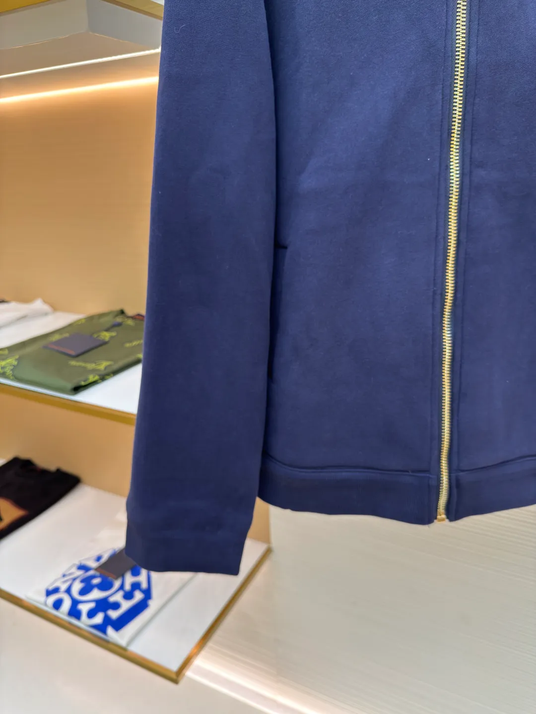 MIUMIU small leather label embroidered zipper jacket ●Authentic product: Purchased and developed for 25400 ●Item number: 1680570-B50 ●Fabric: terry fabric ●Technology: embroidery production ●Version: loose fit ●Weight: about 1340 grams ●Size: 36-38-40-42 ●Description: 380 grams terry cloth combined with 260 grams double yarn, the fabric reaches 700 grams after high-temperature lamination. The overall weight of the garment is close to 2 kilograms. The fabric pattern is very three-dimensional and the upper body is very comfortable. The thread adopts 2*2 yarn thread, and the high-weight thread is embedded with this cloth, which has a very high-end garment effect. The pull uses the original No. 5 pull head with European style pull teeth. The pull head is electroplated in gold and has Miu Miu's iconic logo on it. The overall wiring is straight and delicate, the fabric is comfortable and soft, and the color is consistent without color difference. It can be matched with the same style to create a fashionable look and control various occasions. Customized accessories, complete with three standards, same style for men and women!