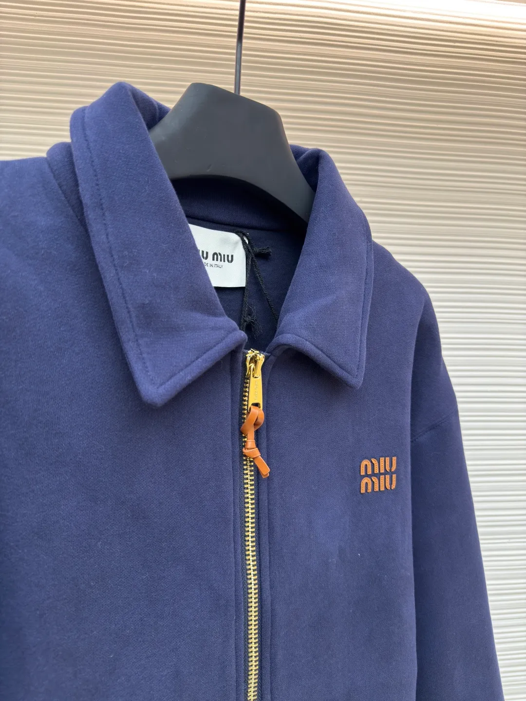 MIUMIU small leather label embroidered zipper jacket ●Authentic product: Purchased and developed for 25400 ●Item number: 1680570-B50 ●Fabric: terry fabric ●Technology: embroidery production ●Version: loose fit ●Weight: about 1340 grams ●Size: 36-38-40-42 ●Description: 380 grams terry cloth combined with 260 grams double yarn, the fabric reaches 700 grams after high-temperature lamination. The overall weight of the garment is close to 2 kilograms. The fabric pattern is very three-dimensional and the upper body is very comfortable. The thread adopts 2*2 yarn thread, and the high-weight thread is embedded with this cloth, which has a very high-end garment effect. The pull uses the original No. 5 pull head with European style pull teeth. The pull head is electroplated in gold and has Miu Miu's iconic logo on it. The overall wiring is straight and delicate, the fabric is comfortable and soft, and the color is consistent without color difference. It can be matched with the same style to create a fashionable look and control various occasions. Customized accessories, complete with three standards, same style for men and women!