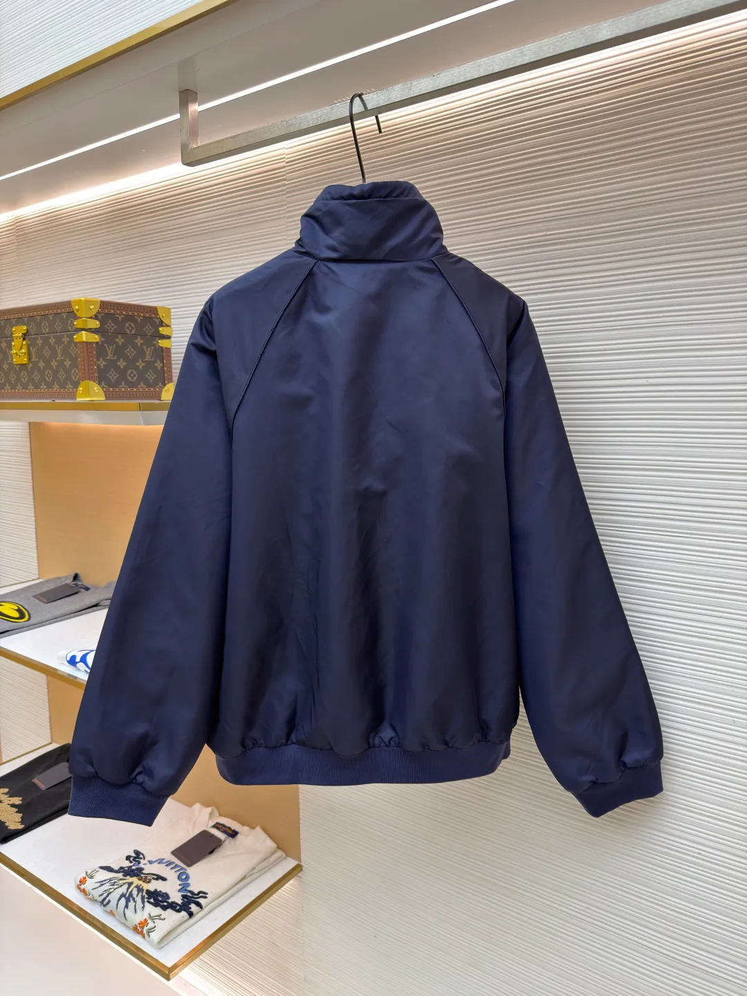 MIUMIU reversible technical fabric and fleece jacket ●Original version: 28200 purchase and development ●Item number: 1682256-C00 ●Fabric: wool blended anti-static plush fabric ●Technology: high temperature pre-shrunk production ●Color: blue/grey ●Version: fitted version ●Weight: about 890 grams ●Size: 36-38-40-42 ●Description: This Miu The Miu navy jacket is made of high-density polyester fabric, which has been treated with water-repellent treatment. The surface has a fine matte texture and has good windproof performance. The body is cut with raglan sleeves, and the three-dimensional patterning technology is used to make the shoulder lines more ergonomic, and there is no sense of restraint when moving. The neckline is spliced ​​with gray fleece lining, which is reinforced with double-needle hemming technology. The drawstring is made of natural cotton rope and has been brushed. The texture is soft and waxy and not easy to deform. The front is equipped with a customized metal zipper, and the smoothness of the gear rail has been tested multiple times. The zipper puller and brand logo are both made by laser engraving. The ribbed edges on the hem and cuffs are made of spandex blended material and are pre-shrunk to prevent them from loosening after long-term wear. The overall stitching uses dual processes of flat turning and overlocking. The stitching is even and fine, reaching the high standard of 12 stitches per inch, ensuring both a stiff silhouette and durability. The overall wiring is straight and delicate, the fabric is comfortable and soft, and the color is consistent without color difference. It can be matched with the same style to create a fashionable look and control various occasions. Customized accessories, complete with three standards, same style for men and women!