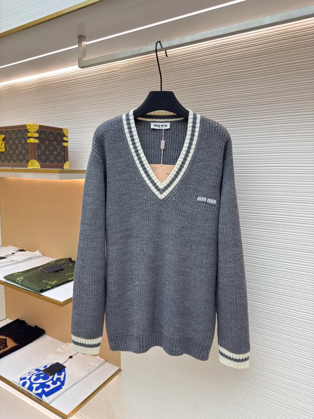 MIUMIU V-neck knitted sweater ●Authentic product: purchased and developed for 9499 ●Item number: 1680606-A95 ●Fabric: wool blended fabric ●Technology: knitted production ●Version: loose version ●Weight: about 680 grams ●Size: S-M-L ●Description: miumiu24ss gray and white striped cardigan Real shot of the original purchase 2.6w using model 3.5.7 imported Stoll flat knitting machine The whole body is ingot tissue. The cuffs and door towels are sandwiched in color. The contrast stitching is more eye-catching. The fabric uses imported cashmere blended yarn. It has good elasticity, anti-pilling and good warmth. There are pockets on the front. The front collar is a classic V-neck cardigan design. Customized matte buttons. Customized accessories. The overall routing is straight and delicate, the fabric is comfortable and soft, and the color is consistent without color difference. It can be matched with the same style to create a fashionable look and control various occasions. Customized accessories, complete three labels, the same style for men and women!
