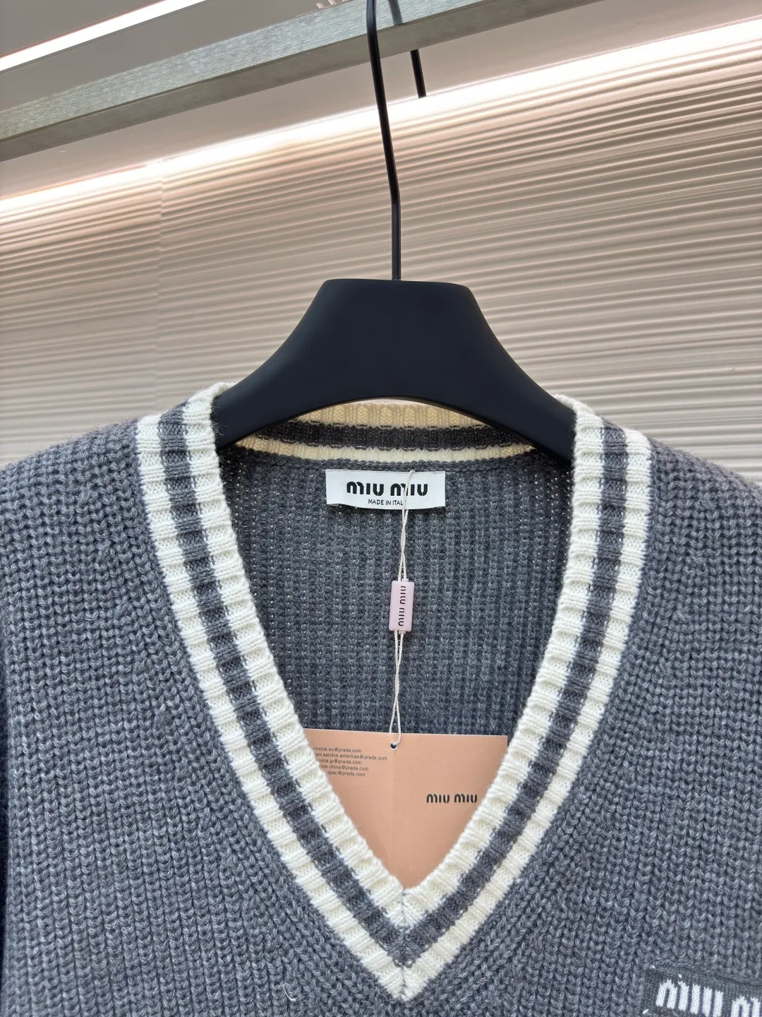 MIUMIU V-neck knitted sweater ●Authentic product: purchased and developed for 9499 ●Item number: 1680606-A95 ●Fabric: wool blended fabric ●Technology: knitted production ●Version: loose version ●Weight: about 680 grams ●Size: S-M-L ●Description: miumiu24ss gray and white striped cardigan Real shot of the original purchase 2.6w using model 3.5.7 imported Stoll flat knitting machine The whole body is ingot tissue. The cuffs and door towels are sandwiched in color. The contrast stitching is more eye-catching. The fabric uses imported cashmere blended yarn. It has good elasticity, anti-pilling and good warmth. There are pockets on the front. The front collar is a classic V-neck cardigan design. Customized matte buttons. Customized accessories. The overall routing is straight and delicate, the fabric is comfortable and soft, and the color is consistent without color difference. It can be matched with the same style to create a fashionable look and control various occasions. Customized accessories, complete three labels, the same style for men and women!
