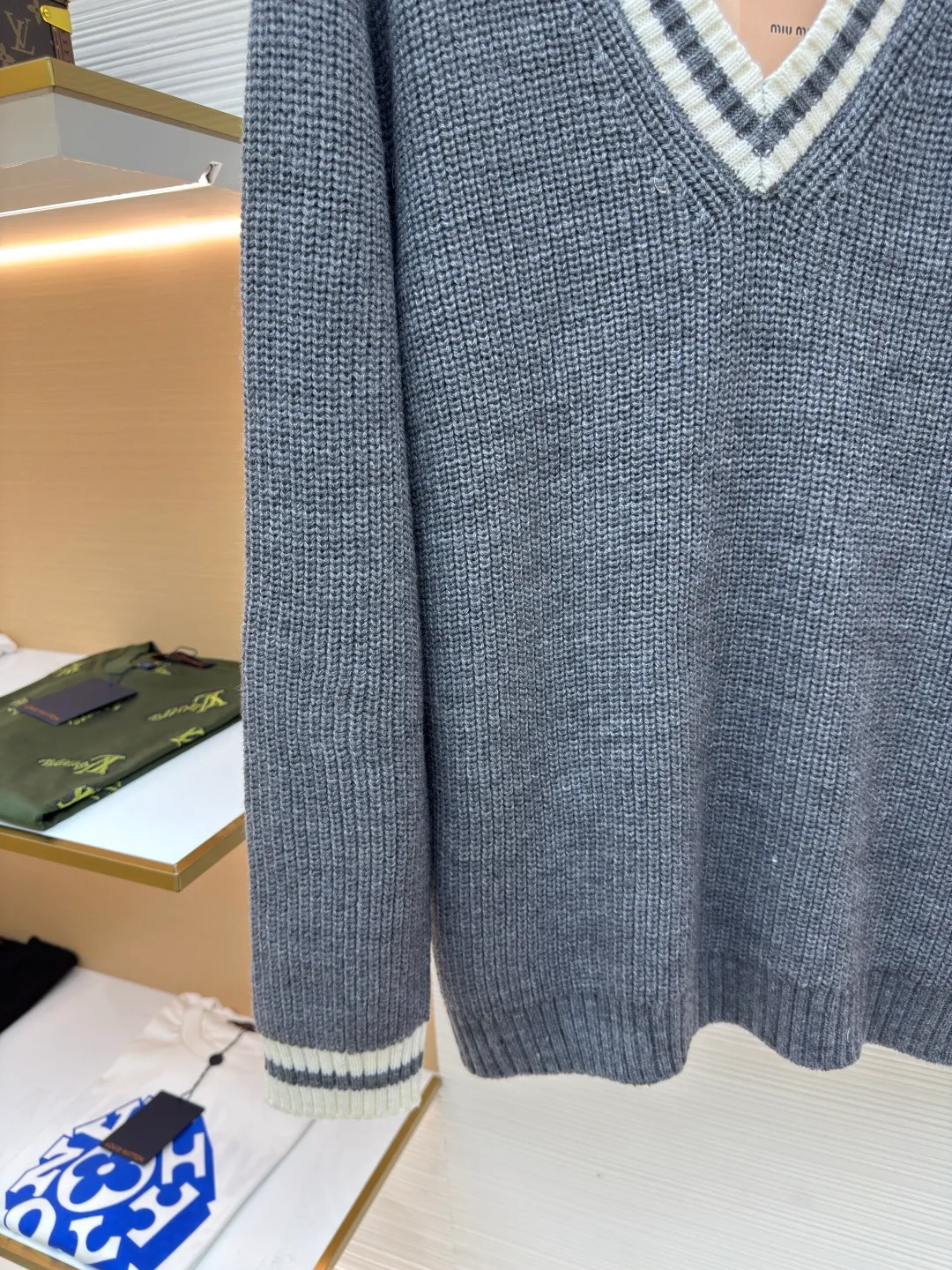MIUMIU V-neck knitted sweater ●Authentic product: purchased and developed for 9499 ●Item number: 1680606-A95 ●Fabric: wool blended fabric ●Technology: knitted production ●Version: loose version ●Weight: about 680 grams ●Size: S-M-L ●Description: miumiu24ss gray and white striped cardigan Real shot of the original purchase 2.6w using model 3.5.7 imported Stoll flat knitting machine The whole body is ingot tissue. The cuffs and door towels are sandwiched in color. The contrast stitching is more eye-catching. The fabric uses imported cashmere blended yarn. It has good elasticity, anti-pilling and good warmth. There are pockets on the front. The front collar is a classic V-neck cardigan design. Customized matte buttons. Customized accessories. The overall routing is straight and delicate, the fabric is comfortable and soft, and the color is consistent without color difference. It can be matched with the same style to create a fashionable look and control various occasions. Customized accessories, complete three labels, the same style for men and women!