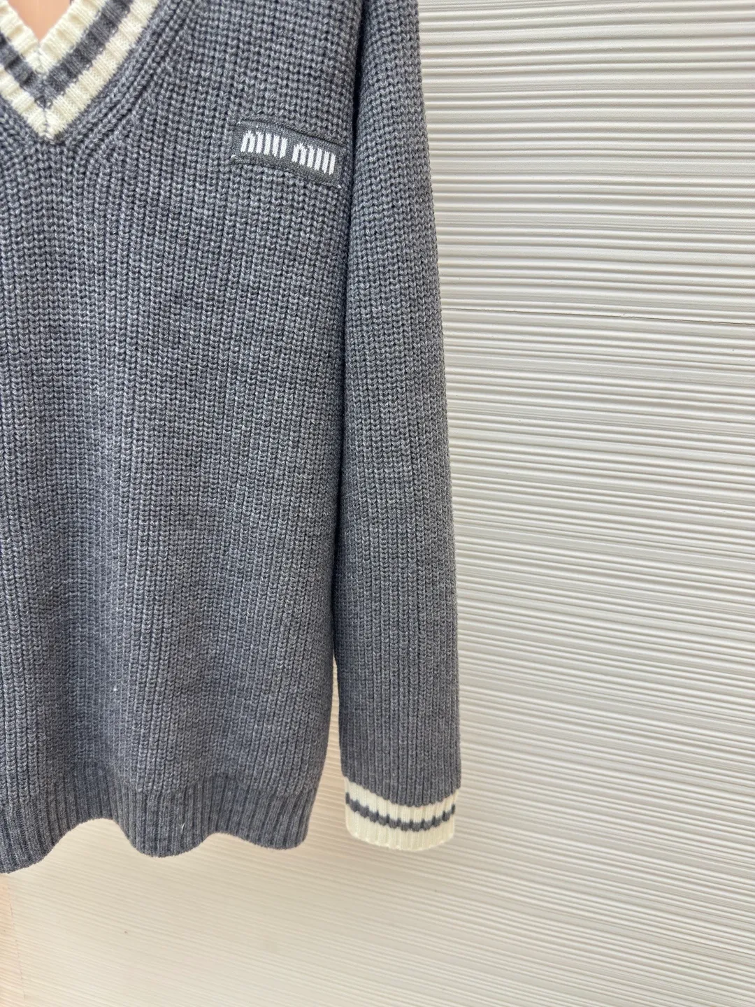 MIUMIU V-neck knitted sweater ●Authentic product: purchased and developed for 9499 ●Item number: 1680606-A95 ●Fabric: wool blended fabric ●Technology: knitted production ●Version: loose version ●Weight: about 680 grams ●Size: S-M-L ●Description: miumiu24ss gray and white striped cardigan Real shot of the original purchase 2.6w using model 3.5.7 imported Stoll flat knitting machine The whole body is ingot tissue. The cuffs and door towels are sandwiched in color. The contrast stitching is more eye-catching. The fabric uses imported cashmere blended yarn. It has good elasticity, anti-pilling and good warmth. There are pockets on the front. The front collar is a classic V-neck cardigan design. Customized matte buttons. Customized accessories. The overall routing is straight and delicate, the fabric is comfortable and soft, and the color is consistent without color difference. It can be matched with the same style to create a fashionable look and control various occasions. Customized accessories, complete three labels, the same style for men and women!