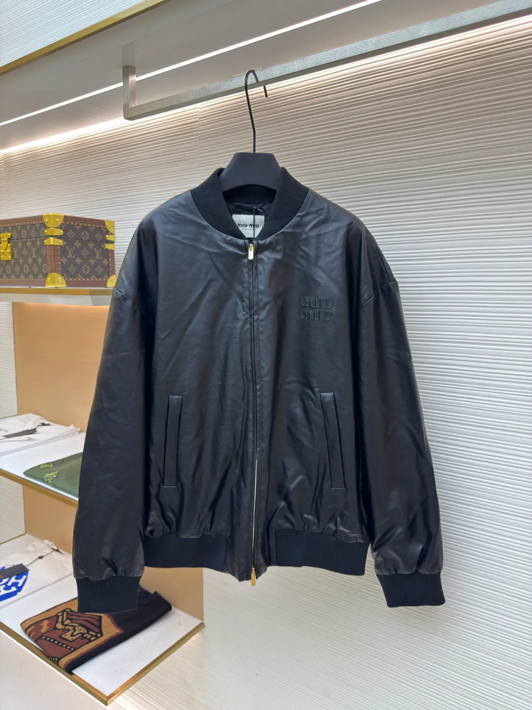 MIUMIU logo leather jacket ●Original version: Purchased and developed by 38266 ●Item number: 1680792-B90 ●Material: calfskin fabric ●Technology: Positioned cutting machine ●Version: fitted version ●Weight: about 930 grams ●Size: 46-48-50-52 ●Description: Calfskin is the top variety of cowhide, with fine and even pores, smooth, elastic and tough surface. It is often used to make high-end leather goods and luxury goods. It feels soft and has excellent texture. It is soft to the touch and shiny, showing a high-quality texture. The loose fit leaves room for movement on the upper body and is comfortable to wear without being tight. Suitable for a variety of body types, especially those who prefer a casual, effortless style. Comfortable to wear: Regular fit design, suitable for a variety of body shapes, comfortable to wear without any restriction. Embossed letter logo: MIUMIU's iconic embossed letter logo not only enhances brand recognition, but also adds a sense of fashion to the entire leather jacket. The overall wiring is straight and delicate, the fabric is comfortable and soft, and the color is consistent without color difference. It can be matched with the same style to create a fashionable look and control various occasions. Customized accessories, complete with three standards, same style for men and women!
