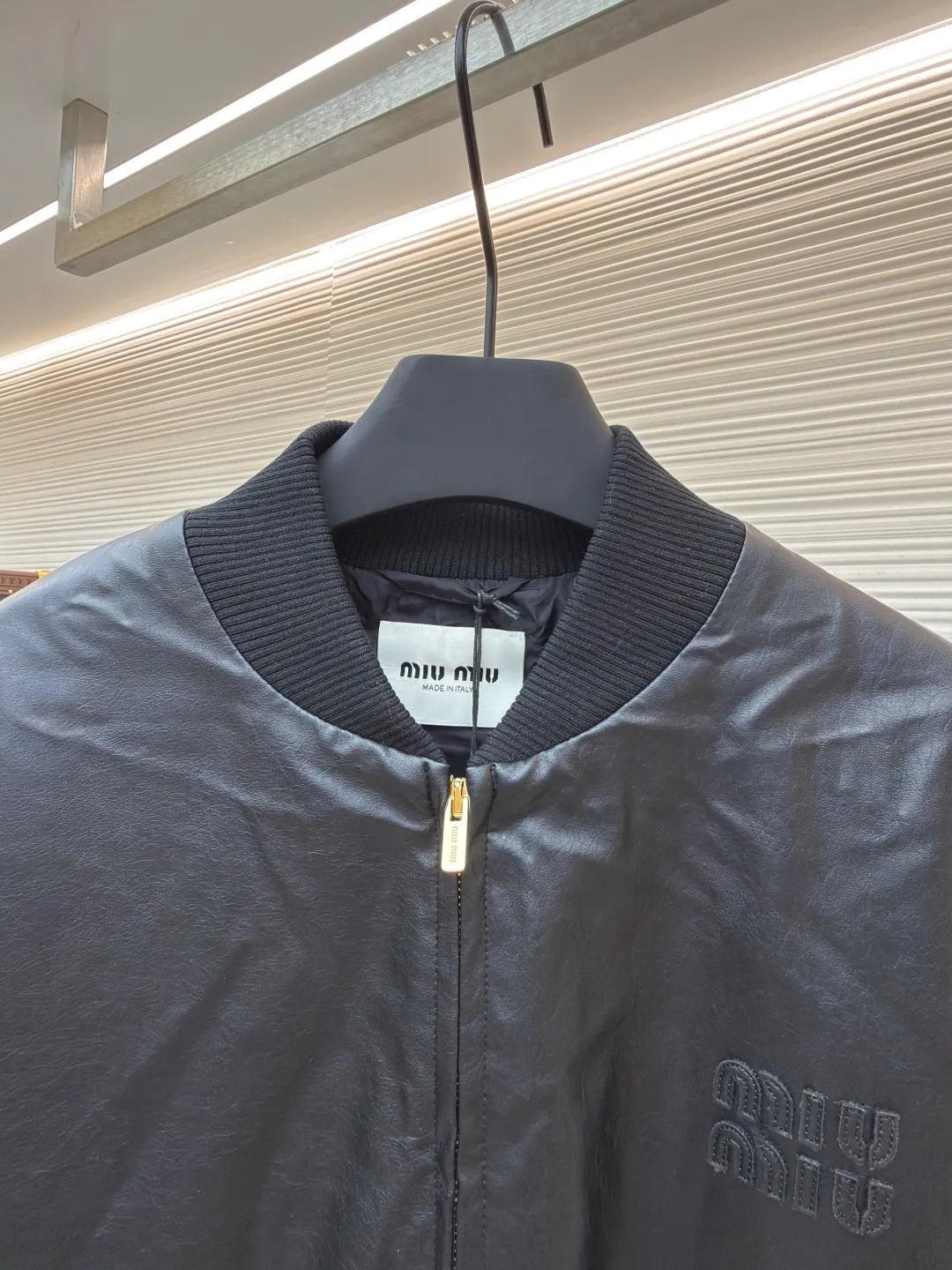 MIUMIU logo leather jacket ●Original version: Purchased and developed by 38266 ●Item number: 1680792-B90 ●Material: calfskin fabric ●Technology: Positioned cutting machine ●Version: fitted version ●Weight: about 930 grams ●Size: 46-48-50-52 ●Description: Calfskin is the top variety of cowhide, with fine and even pores, smooth, elastic and tough surface. It is often used to make high-end leather goods and luxury goods. It feels soft and has excellent texture. It is soft to the touch and shiny, showing a high-quality texture. The loose fit leaves room for movement on the upper body and is comfortable to wear without being tight. Suitable for a variety of body types, especially those who prefer a casual, effortless style. Comfortable to wear: Regular fit design, suitable for a variety of body shapes, comfortable to wear without any restriction. Embossed letter logo: MIUMIU's iconic embossed letter logo not only enhances brand recognition, but also adds a sense of fashion to the entire leather jacket. The overall wiring is straight and delicate, the fabric is comfortable and soft, and the color is consistent without color difference. It can be matched with the same style to create a fashionable look and control various occasions. Customized accessories, complete with three standards, same style for men and women!