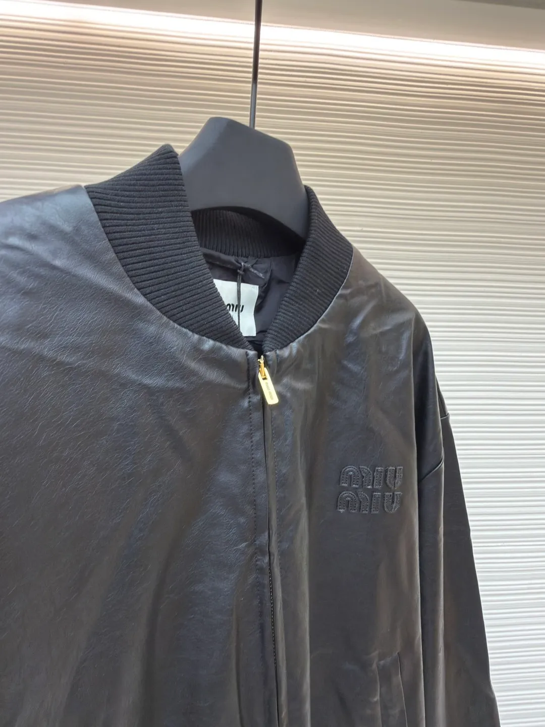 MIUMIU logo leather jacket ●Original version: Purchased and developed by 38266 ●Item number: 1680792-B90 ●Material: calfskin fabric ●Technology: Positioned cutting machine ●Version: fitted version ●Weight: about 930 grams ●Size: 46-48-50-52 ●Description: Calfskin is the top variety of cowhide, with fine and even pores, smooth, elastic and tough surface. It is often used to make high-end leather goods and luxury goods. It feels soft and has excellent texture. It is soft to the touch and shiny, showing a high-quality texture. The loose fit leaves room for movement on the upper body and is comfortable to wear without being tight. Suitable for a variety of body types, especially those who prefer a casual, effortless style. Comfortable to wear: Regular fit design, suitable for a variety of body shapes, comfortable to wear without any restriction. Embossed letter logo: MIUMIU's iconic embossed letter logo not only enhances brand recognition, but also adds a sense of fashion to the entire leather jacket. The overall wiring is straight and delicate, the fabric is comfortable and soft, and the color is consistent without color difference. It can be matched with the same style to create a fashionable look and control various occasions. Customized accessories, complete with three standards, same style for men and women!