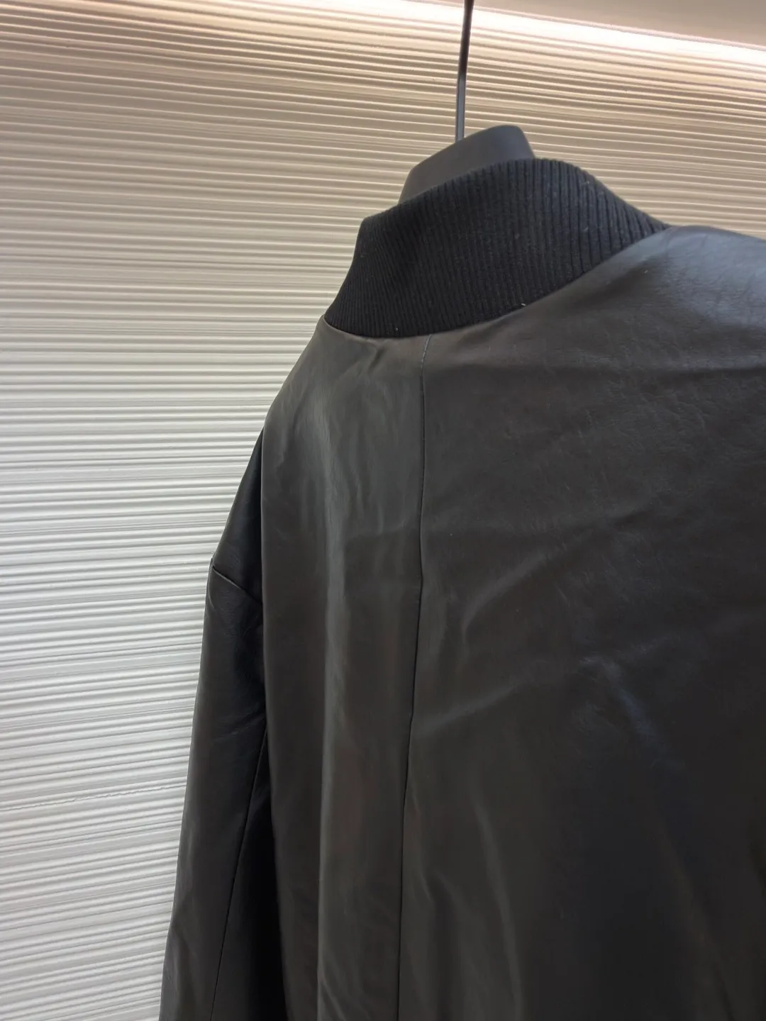 MIUMIU logo leather jacket ●Original version: Purchased and developed by 38266 ●Item number: 1680792-B90 ●Material: calfskin fabric ●Technology: Positioned cutting machine ●Version: fitted version ●Weight: about 930 grams ●Size: 46-48-50-52 ●Description: Calfskin is the top variety of cowhide, with fine and even pores, smooth, elastic and tough surface. It is often used to make high-end leather goods and luxury goods. It feels soft and has excellent texture. It is soft to the touch and shiny, showing a high-quality texture. The loose fit leaves room for movement on the upper body and is comfortable to wear without being tight. Suitable for a variety of body types, especially those who prefer a casual, effortless style. Comfortable to wear: Regular fit design, suitable for a variety of body shapes, comfortable to wear without any restriction. Embossed letter logo: MIUMIU's iconic embossed letter logo not only enhances brand recognition, but also adds a sense of fashion to the entire leather jacket. The overall wiring is straight and delicate, the fabric is comfortable and soft, and the color is consistent without color difference. It can be matched with the same style to create a fashionable look and control various occasions. Customized accessories, complete with three standards, same style for men and women!