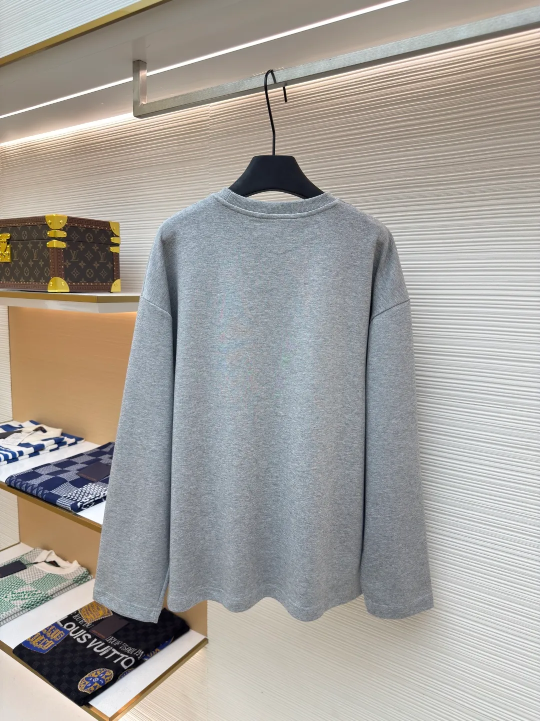 MIU MIU embroidered burnt logo long sleeves ●Authentic product: Purchased and developed by 4909 ●Item number: 1680467-A10 ●Fabric: pure cotton fabric ●Technology: laser cutting and production ●Version: loose fit ●Weight: about 480 grams ●Size: S-M-L-XL ●Description: Made of 320 grams of trendy brand double-sided, expanded with 2*2 double yarn threads, the MiuMiu cloth label is laser cut, and the manual hand sticker is laser positioned. Embroidery is done after computer positioning. Expressing a maverick attitude, this relaxed cotton T-shirt features the signature tonal Miu Miu logo. Oversize lines convey a leisurely and comfortable femininity. The overall wiring is straight and delicate, the fabric is comfortable and soft, and the color is consistent without color difference. It can be matched with the same style to create a fashionable look and control various occasions. Customized accessories, complete with three standards, same style for men and women!