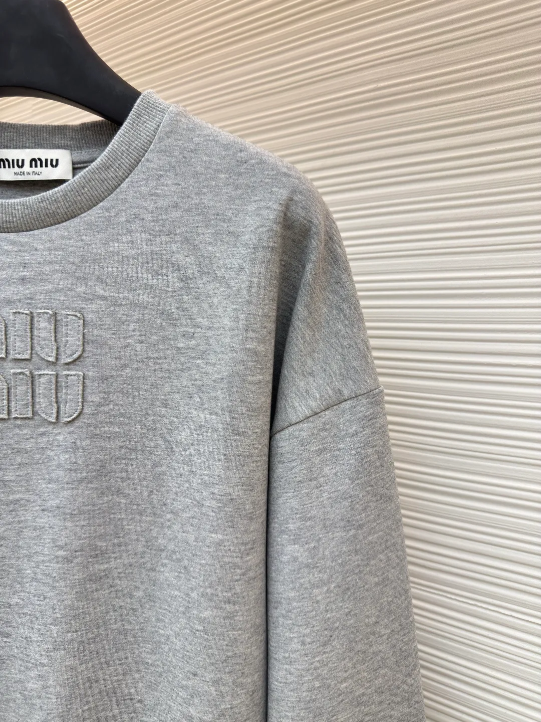 MIU MIU embroidered burnt logo long sleeves ●Authentic product: Purchased and developed by 4909 ●Item number: 1680467-A10 ●Fabric: pure cotton fabric ●Technology: laser cutting and production ●Version: loose fit ●Weight: about 480 grams ●Size: S-M-L-XL ●Description: Made of 320 grams of trendy brand double-sided, expanded with 2*2 double yarn threads, the MiuMiu cloth label is laser cut, and the manual hand sticker is laser positioned. Embroidery is done after computer positioning. Expressing a maverick attitude, this relaxed cotton T-shirt features the signature tonal Miu Miu logo. Oversize lines convey a leisurely and comfortable femininity. The overall wiring is straight and delicate, the fabric is comfortable and soft, and the color is consistent without color difference. It can be matched with the same style to create a fashionable look and control various occasions. Customized accessories, complete with three standards, same style for men and women!