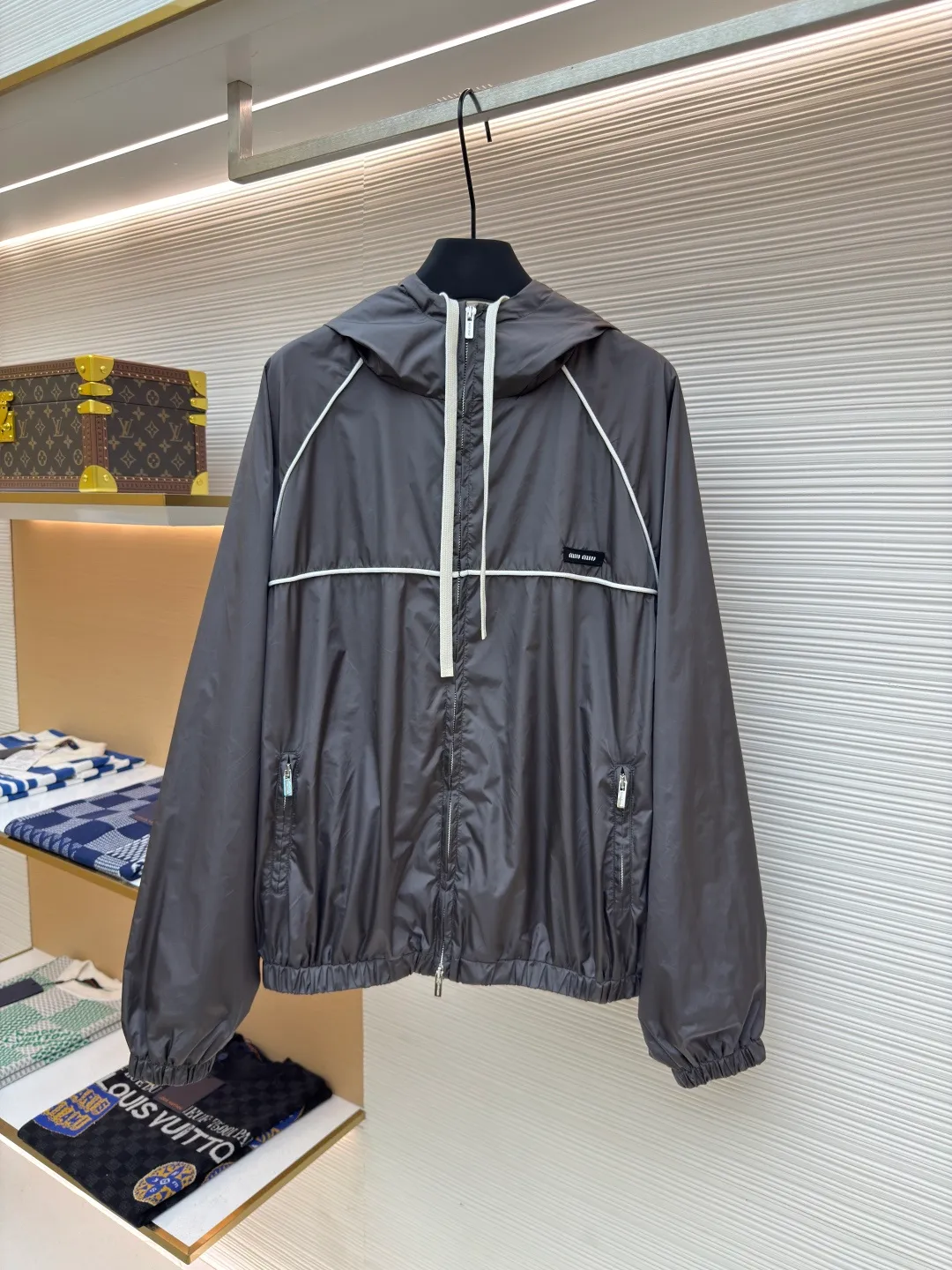 MIU MIU zipper hooded jacket ●Authentic product: Purchased and developed for 28900 ●Item number: 1680501-B40 ●Fabric: nylon fabric ●Technology: Positioning cutting machine ●Version: Fitted version ●Weight: about 420 grams ●Size: 36-38-40-42 ●Description: Customized cold-extracted smart hole fiber nylon worsted fabric, thin and delicate, comfortable and skin-friendly, with classic black as the main color The ultimate fusion of depth and elegance. The eye-catching miumiu logo patch is embellished on the chest, showing the brand's consistent sophistication and elegance. The lightly dancing hood creates a lazy and casual atmosphere. The carefully outlined white piping is the finishing touch, achieving perfect visual balance in harmony. The leader of fashion trends, the overall line is straight and delicate, the fabric is comfortable and soft, and the color is consistent without color difference. It can be matched with the same style to create a fashionable look, and can be used in various occasions. Customized accessories, complete with three standards, same style for men and women!
