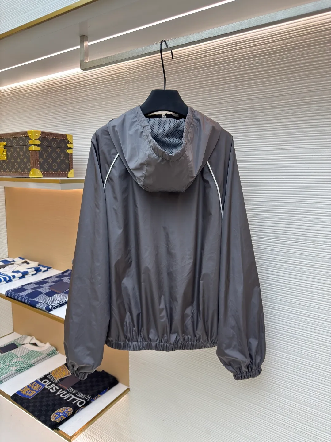 MIU MIU zipper hooded jacket ●Authentic product: Purchased and developed for 28900 ●Item number: 1680501-B40 ●Fabric: nylon fabric ●Technology: Positioning cutting machine ●Version: Fitted version ●Weight: about 420 grams ●Size: 36-38-40-42 ●Description: Customized cold-extracted smart hole fiber nylon worsted fabric, thin and delicate, comfortable and skin-friendly, with classic black as the main color The ultimate fusion of depth and elegance. The eye-catching miumiu logo patch is embellished on the chest, showing the brand's consistent sophistication and elegance. The lightly dancing hood creates a lazy and casual atmosphere. The carefully outlined white piping is the finishing touch, achieving perfect visual balance in harmony. The leader of fashion trends, the overall line is straight and delicate, the fabric is comfortable and soft, and the color is consistent without color difference. It can be matched with the same style to create a fashionable look, and can be used in various occasions. Customized accessories, complete with three standards, same style for men and women!