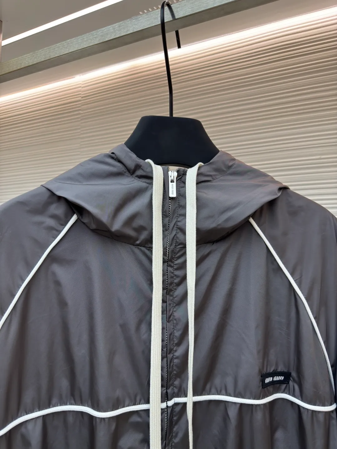 MIU MIU zipper hooded jacket ●Authentic product: Purchased and developed for 28900 ●Item number: 1680501-B40 ●Fabric: nylon fabric ●Technology: Positioning cutting machine ●Version: Fitted version ●Weight: about 420 grams ●Size: 36-38-40-42 ●Description: Customized cold-extracted smart hole fiber nylon worsted fabric, thin and delicate, comfortable and skin-friendly, with classic black as the main color The ultimate fusion of depth and elegance. The eye-catching miumiu logo patch is embellished on the chest, showing the brand's consistent sophistication and elegance. The lightly dancing hood creates a lazy and casual atmosphere. The carefully outlined white piping is the finishing touch, achieving perfect visual balance in harmony. The leader of fashion trends, the overall line is straight and delicate, the fabric is comfortable and soft, and the color is consistent without color difference. It can be matched with the same style to create a fashionable look, and can be used in various occasions. Customized accessories, complete with three standards, same style for men and women!
