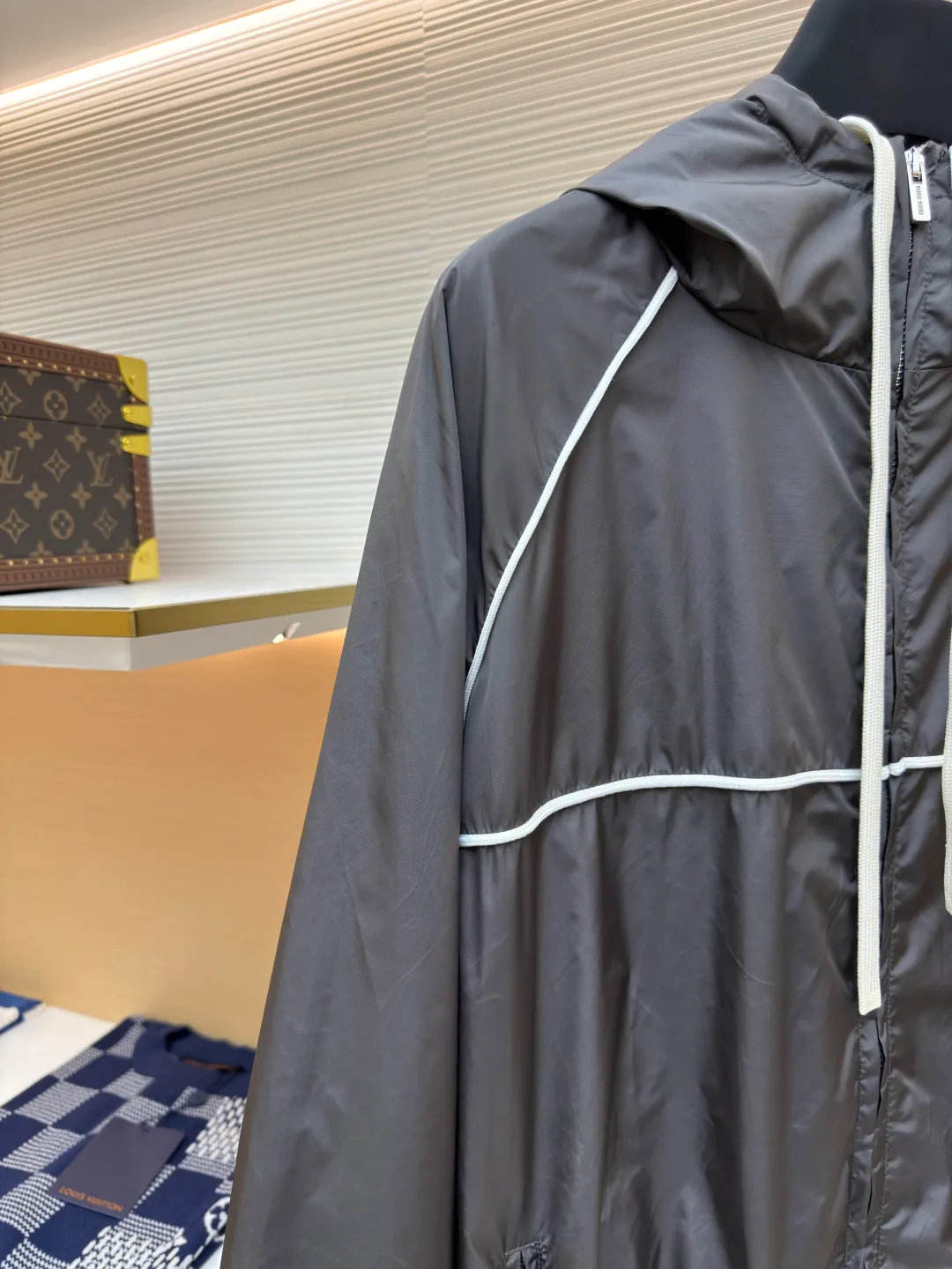 MIU MIU zipper hooded jacket ●Authentic product: Purchased and developed for 28900 ●Item number: 1680501-B40 ●Fabric: nylon fabric ●Technology: Positioning cutting machine ●Version: Fitted version ●Weight: about 420 grams ●Size: 36-38-40-42 ●Description: Customized cold-extracted smart hole fiber nylon worsted fabric, thin and delicate, comfortable and skin-friendly, with classic black as the main color The ultimate fusion of depth and elegance. The eye-catching miumiu logo patch is embellished on the chest, showing the brand's consistent sophistication and elegance. The lightly dancing hood creates a lazy and casual atmosphere. The carefully outlined white piping is the finishing touch, achieving perfect visual balance in harmony. The leader of fashion trends, the overall line is straight and delicate, the fabric is comfortable and soft, and the color is consistent without color difference. It can be matched with the same style to create a fashionable look, and can be used in various occasions. Customized accessories, complete with three standards, same style for men and women!