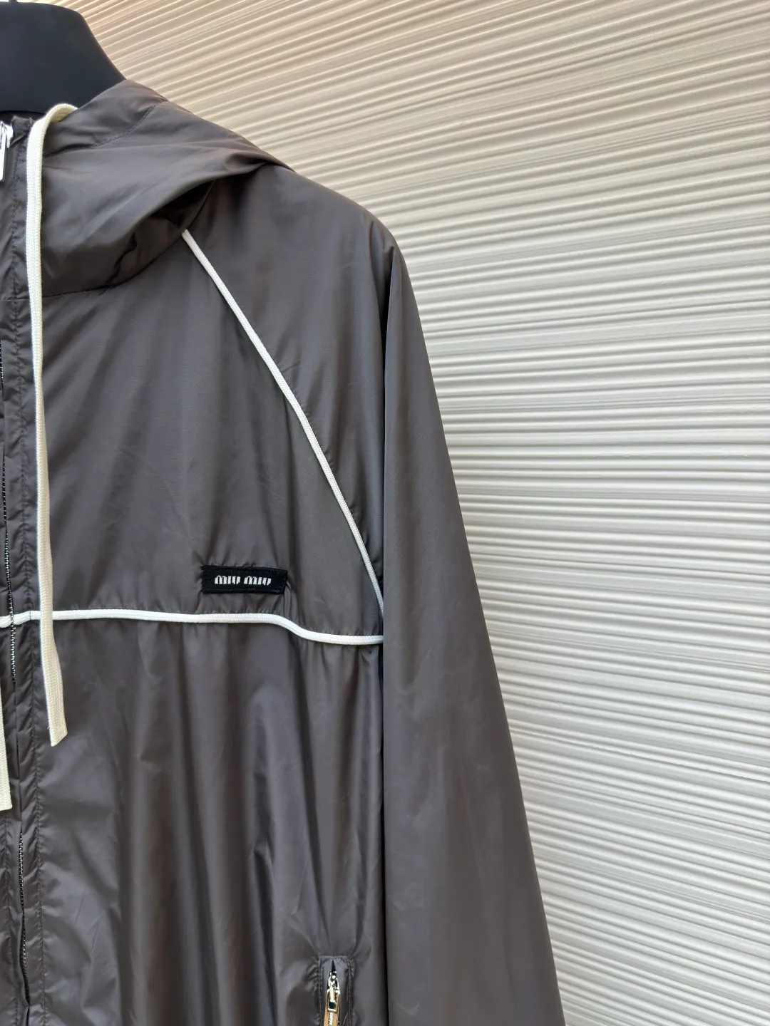 MIU MIU zipper hooded jacket ●Authentic product: Purchased and developed for 28900 ●Item number: 1680501-B40 ●Fabric: nylon fabric ●Technology: Positioning cutting machine ●Version: Fitted version ●Weight: about 420 grams ●Size: 36-38-40-42 ●Description: Customized cold-extracted smart hole fiber nylon worsted fabric, thin and delicate, comfortable and skin-friendly, with classic black as the main color The ultimate fusion of depth and elegance. The eye-catching miumiu logo patch is embellished on the chest, showing the brand's consistent sophistication and elegance. The lightly dancing hood creates a lazy and casual atmosphere. The carefully outlined white piping is the finishing touch, achieving perfect visual balance in harmony. The leader of fashion trends, the overall line is straight and delicate, the fabric is comfortable and soft, and the color is consistent without color difference. It can be matched with the same style to create a fashionable look, and can be used in various occasions. Customized accessories, complete with three standards, same style for men and women!
