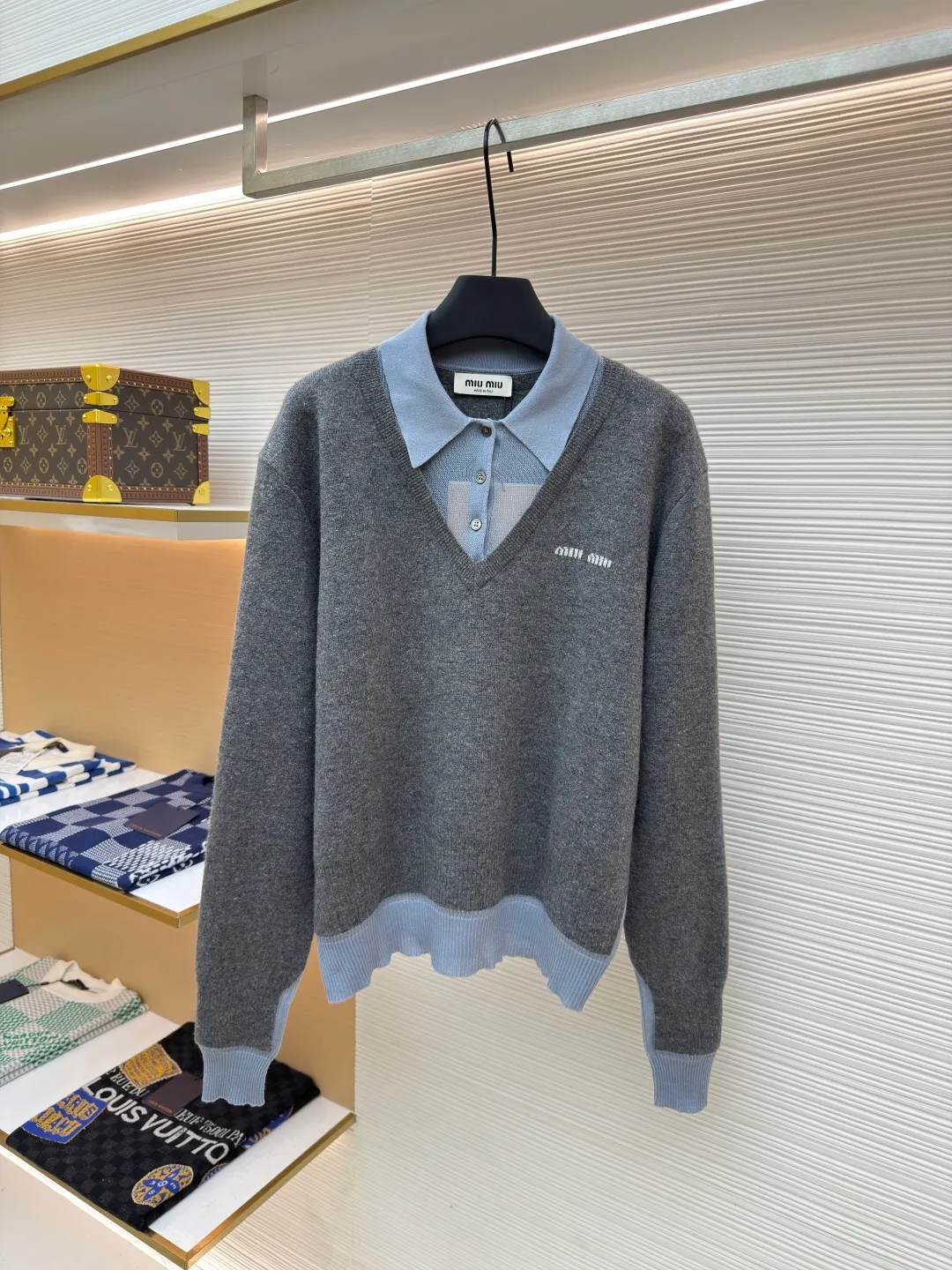 MIUMIU Morandi polo collar color-blocked long sleeves ●Authentic product: Purchased and developed by 18548 ●Item number: 1680366-B40 ●Fabric: wool fabric ●Technology: knitted ●Version: fitted version ●Weight: about 485 grams ●Size: S-M-L ●Description: Fabric is made of: skin-friendly Tencel + selected wool + glossy silk triple texture. The body is made of 28-count double-strand wool material with 12-needle machine. The collar hem and cuffs are precision knitted with 16-needle Stoll flat knitting machine. The silk part feels silky and skin-friendly, which enhances the overall sense of luxury and comfort while ensuring crisp and stylish edges. The letter LOGO inlay technology on the chest is three-dimensional and stylish. The outer body of the large V-neck, the inner POLO collar type placket with 3 buttons, and the Morandi polo collar with contrasting colors. The combination of different materials and stitching methods is exquisite. The color matching seams are smooth and the overall workmanship is meticulous. The overall wiring is straight and delicate, the fabric is comfortable and soft, and the color is consistent without color difference. It can be matched with the same style to create a fashionable look and control various occasions. Customized accessories, complete with three standards, same style for men and women!