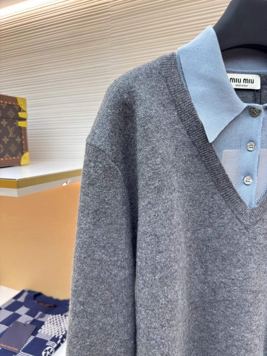 MIUMIU Morandi polo collar color-blocked long sleeves ●Authentic product: Purchased and developed by 18548 ●Item number: 1680366-B40 ●Fabric: wool fabric ●Technology: knitted ●Version: fitted version ●Weight: about 485 grams ●Size: S-M-L ●Description: Fabric is made of: skin-friendly Tencel + selected wool + glossy silk triple texture. The body is made of 28-count double-strand wool material with 12-needle machine. The collar hem and cuffs are precision knitted with 16-needle Stoll flat knitting machine. The silk part feels silky and skin-friendly, which enhances the overall sense of luxury and comfort while ensuring crisp and stylish edges. The letter LOGO inlay technology on the chest is three-dimensional and stylish. The outer body of the large V-neck, the inner POLO collar type placket with 3 buttons, and the Morandi polo collar with contrasting colors. The combination of different materials and stitching methods is exquisite. The color matching seams are smooth and the overall workmanship is meticulous. The overall wiring is straight and delicate, the fabric is comfortable and soft, and the color is consistent without color difference. It can be matched with the same style to create a fashionable look and control various occasions. Customized accessories, complete with three standards, same style for men and women!