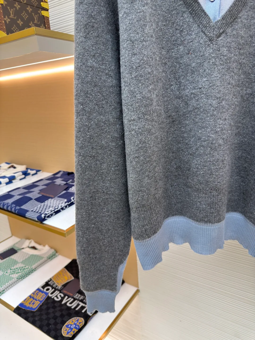 MIUMIU Morandi polo collar color-blocked long sleeves ●Authentic product: Purchased and developed by 18548 ●Item number: 1680366-B40 ●Fabric: wool fabric ●Technology: knitted ●Version: fitted version ●Weight: about 485 grams ●Size: S-M-L ●Description: Fabric is made of: skin-friendly Tencel + selected wool + glossy silk triple texture. The body is made of 28-count double-strand wool material with 12-needle machine. The collar hem and cuffs are precision knitted with 16-needle Stoll flat knitting machine. The silk part feels silky and skin-friendly, which enhances the overall sense of luxury and comfort while ensuring crisp and stylish edges. The letter LOGO inlay technology on the chest is three-dimensional and stylish. The outer body of the large V-neck, the inner POLO collar type placket with 3 buttons, and the Morandi polo collar with contrasting colors. The combination of different materials and stitching methods is exquisite. The color matching seams are smooth and the overall workmanship is meticulous. The overall wiring is straight and delicate, the fabric is comfortable and soft, and the color is consistent without color difference. It can be matched with the same style to create a fashionable look and control various occasions. Customized accessories, complete with three standards, same style for men and women!