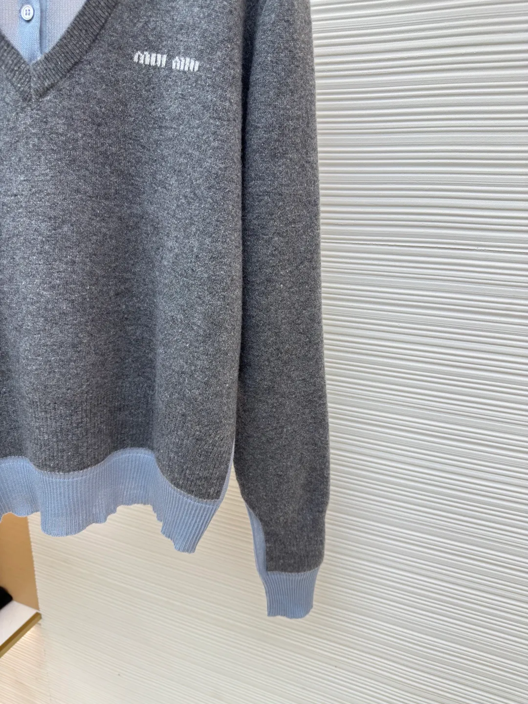 MIUMIU Morandi polo collar color-blocked long sleeves ●Authentic product: Purchased and developed by 18548 ●Item number: 1680366-B40 ●Fabric: wool fabric ●Technology: knitted ●Version: fitted version ●Weight: about 485 grams ●Size: S-M-L ●Description: Fabric is made of: skin-friendly Tencel + selected wool + glossy silk triple texture. The body is made of 28-count double-strand wool material with 12-needle machine. The collar hem and cuffs are precision knitted with 16-needle Stoll flat knitting machine. The silk part feels silky and skin-friendly, which enhances the overall sense of luxury and comfort while ensuring crisp and stylish edges. The letter LOGO inlay technology on the chest is three-dimensional and stylish. The outer body of the large V-neck, the inner POLO collar type placket with 3 buttons, and the Morandi polo collar with contrasting colors. The combination of different materials and stitching methods is exquisite. The color matching seams are smooth and the overall workmanship is meticulous. The overall wiring is straight and delicate, the fabric is comfortable and soft, and the color is consistent without color difference. It can be matched with the same style to create a fashionable look and control various occasions. Customized accessories, complete with three standards, same style for men and women!