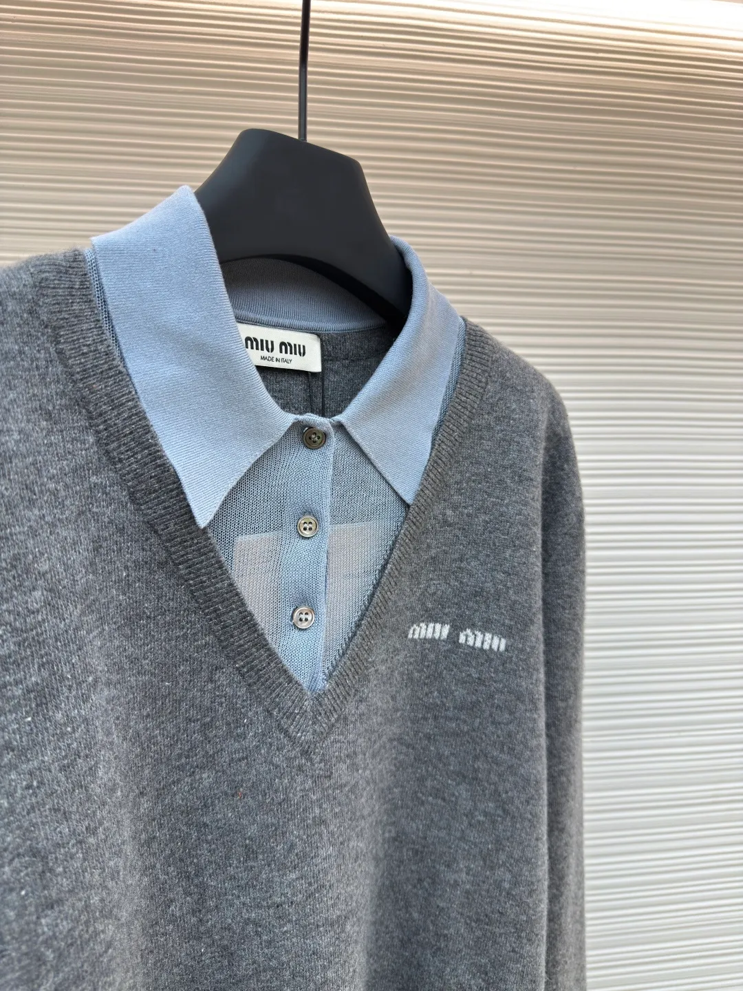 MIUMIU Morandi polo collar color-blocked long sleeves ●Authentic product: Purchased and developed by 18548 ●Item number: 1680366-B40 ●Fabric: wool fabric ●Technology: knitted ●Version: fitted version ●Weight: about 485 grams ●Size: S-M-L ●Description: Fabric is made of: skin-friendly Tencel + selected wool + glossy silk triple texture. The body is made of 28-count double-strand wool material with 12-needle machine. The collar hem and cuffs are precision knitted with 16-needle Stoll flat knitting machine. The silk part feels silky and skin-friendly, which enhances the overall sense of luxury and comfort while ensuring crisp and stylish edges. The letter LOGO inlay technology on the chest is three-dimensional and stylish. The outer body of the large V-neck, the inner POLO collar type placket with 3 buttons, and the Morandi polo collar with contrasting colors. The combination of different materials and stitching methods is exquisite. The color matching seams are smooth and the overall workmanship is meticulous. The overall wiring is straight and delicate, the fabric is comfortable and soft, and the color is consistent without color difference. It can be matched with the same style to create a fashionable look and control various occasions. Customized accessories, complete with three standards, same style for men and women!