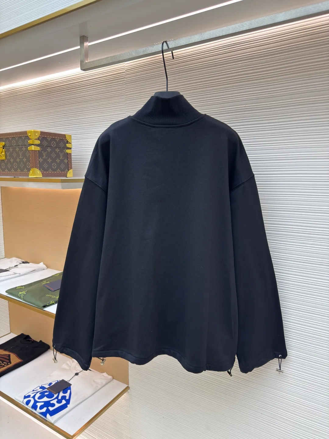 MIUMIU half-zip embroidered sweatshirt ●Authentic product: Purchased and developed for 16200 ●Item number: 1680647-A95 ●Fabric: sheepfold fabric ●Technology: embroidery production ●Version: fitted version ●Weight: about 905g ●Size: 36-38-40-42 ●Description: Made of 380g terry, custom-woven Xinjiang cotton yarn. The thread is made of matching 1*1 double yarn and dyed in the same vat. The embroidery uses 3D three-dimensional embroidery technology and is embellished with miuiu, showing a simple and high-end style. Full-width opening pocket with zipper, double zipper design at the pocket, and No. 5 electroplated bright silver-white slider. The hem has a hanging buckle and a MiuMiu engraved logo on the face. Combining style and performance, this sweatshirt features a relaxed fit that plays with proportions and a modern aesthetic. Oversize fit. Long sleeves with rib knit cuffs. Stand collar. Front zip closure. Stretch hem. Embroidered logo. The overall wiring is straight and delicate, the fabric is comfortable and soft, and the color is consistent without color difference. It can be matched with the same style to create a fashionable look and control various occasions. Customized accessories, complete with three standards, same style for men and women!