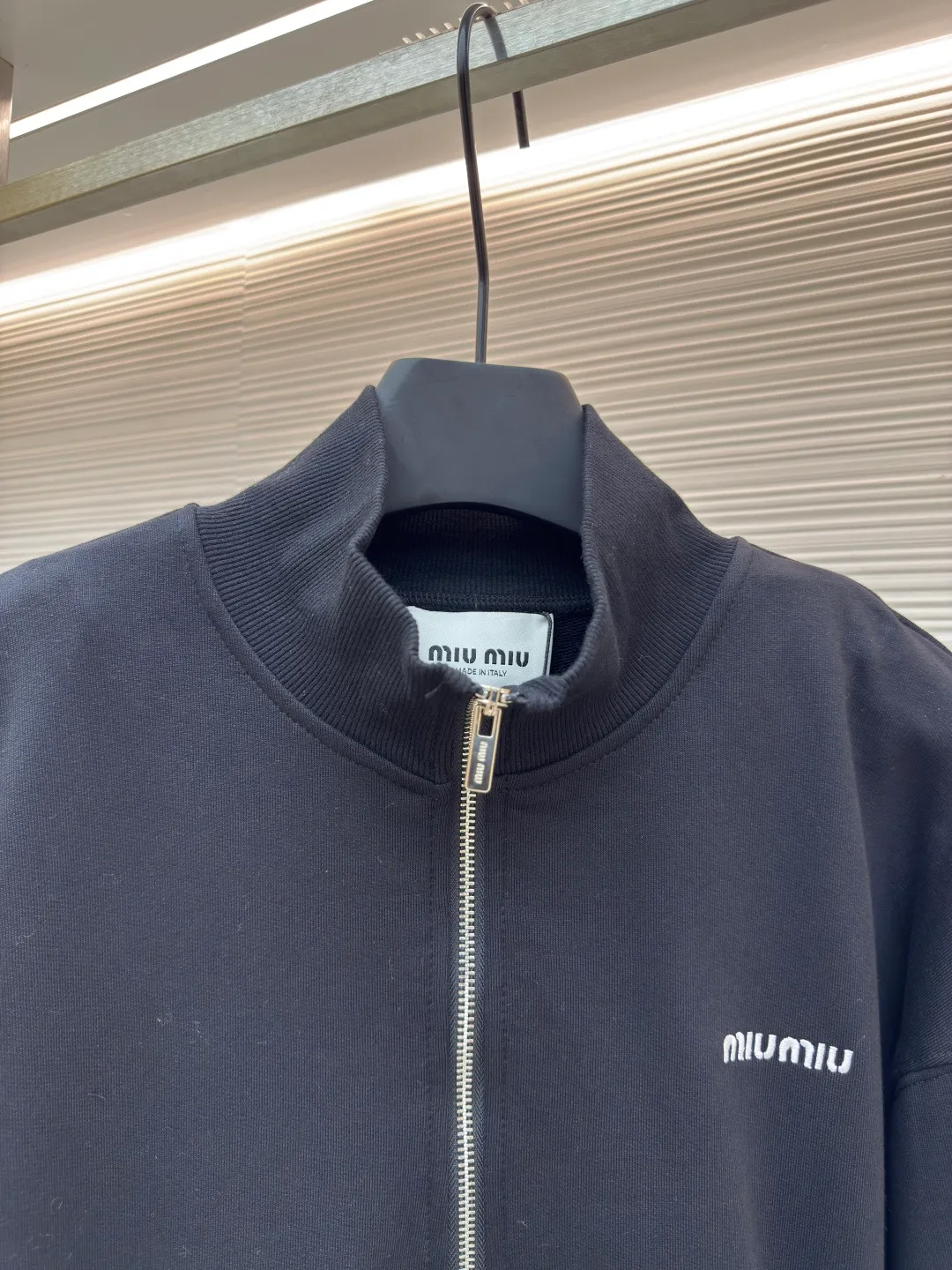 MIUMIU half-zip embroidered sweatshirt ●Authentic product: Purchased and developed for 16200 ●Item number: 1680647-A95 ●Fabric: sheepfold fabric ●Technology: embroidery production ●Version: fitted version ●Weight: about 905g ●Size: 36-38-40-42 ●Description: Made of 380g terry, custom-woven Xinjiang cotton yarn. The thread is made of matching 1*1 double yarn and dyed in the same vat. The embroidery uses 3D three-dimensional embroidery technology and is embellished with miuiu, showing a simple and high-end style. Full-width opening pocket with zipper, double zipper design at the pocket, and No. 5 electroplated bright silver-white slider. The hem has a hanging buckle and a MiuMiu engraved logo on the face. Combining style and performance, this sweatshirt features a relaxed fit that plays with proportions and a modern aesthetic. Oversize fit. Long sleeves with rib knit cuffs. Stand collar. Front zip closure. Stretch hem. Embroidered logo. The overall wiring is straight and delicate, the fabric is comfortable and soft, and the color is consistent without color difference. It can be matched with the same style to create a fashionable look and control various occasions. Customized accessories, complete with three standards, same style for men and women!