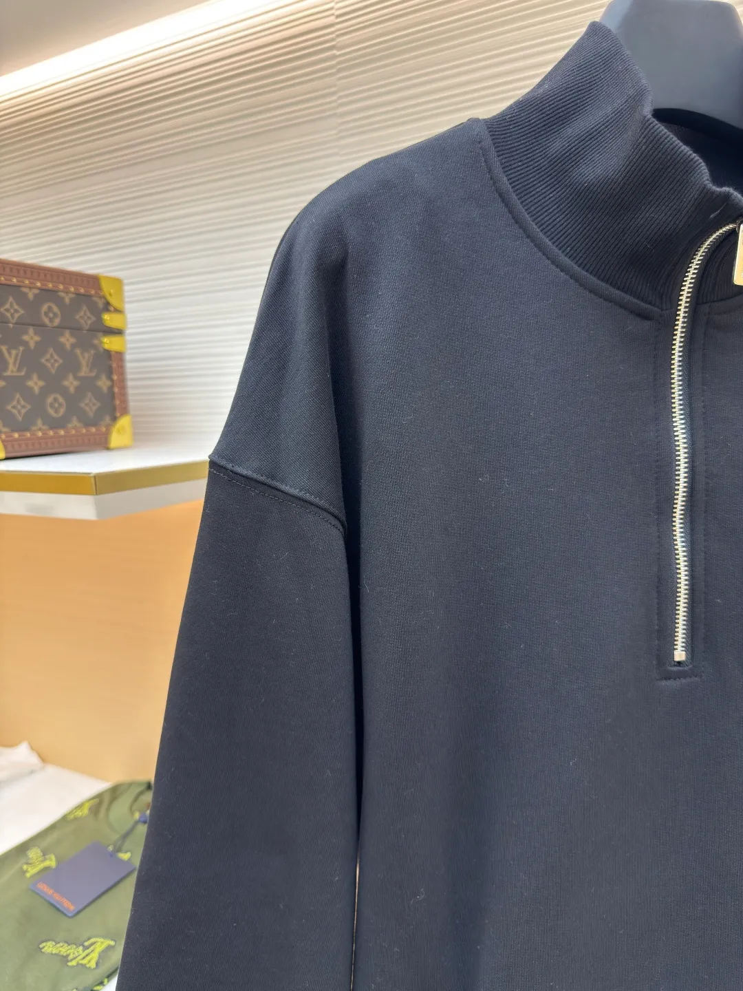 MIUMIU half-zip embroidered sweatshirt ●Authentic product: Purchased and developed for 16200 ●Item number: 1680647-A95 ●Fabric: sheepfold fabric ●Technology: embroidery production ●Version: fitted version ●Weight: about 905g ●Size: 36-38-40-42 ●Description: Made of 380g terry, custom-woven Xinjiang cotton yarn. The thread is made of matching 1*1 double yarn and dyed in the same vat. The embroidery uses 3D three-dimensional embroidery technology and is embellished with miuiu, showing a simple and high-end style. Full-width opening pocket with zipper, double zipper design at the pocket, and No. 5 electroplated bright silver-white slider. The hem has a hanging buckle and a MiuMiu engraved logo on the face. Combining style and performance, this sweatshirt features a relaxed fit that plays with proportions and a modern aesthetic. Oversize fit. Long sleeves with rib knit cuffs. Stand collar. Front zip closure. Stretch hem. Embroidered logo. The overall wiring is straight and delicate, the fabric is comfortable and soft, and the color is consistent without color difference. It can be matched with the same style to create a fashionable look and control various occasions. Customized accessories, complete with three standards, same style for men and women!