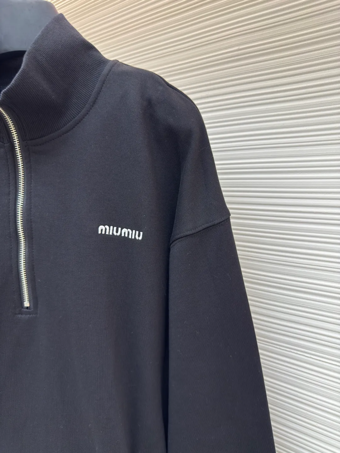 MIUMIU half-zip embroidered sweatshirt ●Authentic product: Purchased and developed for 16200 ●Item number: 1680647-A95 ●Fabric: sheepfold fabric ●Technology: embroidery production ●Version: fitted version ●Weight: about 905g ●Size: 36-38-40-42 ●Description: Made of 380g terry, custom-woven Xinjiang cotton yarn. The thread is made of matching 1*1 double yarn and dyed in the same vat. The embroidery uses 3D three-dimensional embroidery technology and is embellished with miuiu, showing a simple and high-end style. Full-width opening pocket with zipper, double zipper design at the pocket, and No. 5 electroplated bright silver-white slider. The hem has a hanging buckle and a MiuMiu engraved logo on the face. Combining style and performance, this sweatshirt features a relaxed fit that plays with proportions and a modern aesthetic. Oversize fit. Long sleeves with rib knit cuffs. Stand collar. Front zip closure. Stretch hem. Embroidered logo. The overall wiring is straight and delicate, the fabric is comfortable and soft, and the color is consistent without color difference. It can be matched with the same style to create a fashionable look and control various occasions. Customized accessories, complete with three standards, same style for men and women!