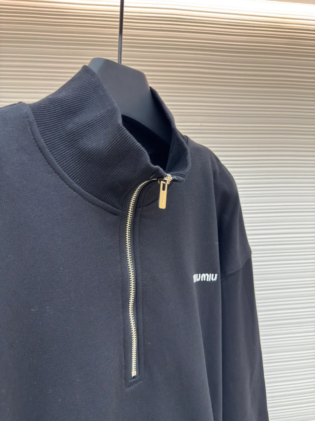 MIUMIU half-zip embroidered sweatshirt ●Authentic product: Purchased and developed for 16200 ●Item number: 1680647-A95 ●Fabric: sheepfold fabric ●Technology: embroidery production ●Version: fitted version ●Weight: about 905g ●Size: 36-38-40-42 ●Description: Made of 380g terry, custom-woven Xinjiang cotton yarn. The thread is made of matching 1*1 double yarn and dyed in the same vat. The embroidery uses 3D three-dimensional embroidery technology and is embellished with miuiu, showing a simple and high-end style. Full-width opening pocket with zipper, double zipper design at the pocket, and No. 5 electroplated bright silver-white slider. The hem has a hanging buckle and a MiuMiu engraved logo on the face. Combining style and performance, this sweatshirt features a relaxed fit that plays with proportions and a modern aesthetic. Oversize fit. Long sleeves with rib knit cuffs. Stand collar. Front zip closure. Stretch hem. Embroidered logo. The overall wiring is straight and delicate, the fabric is comfortable and soft, and the color is consistent without color difference. It can be matched with the same style to create a fashionable look and control various occasions. Customized accessories, complete with three standards, same style for men and women!