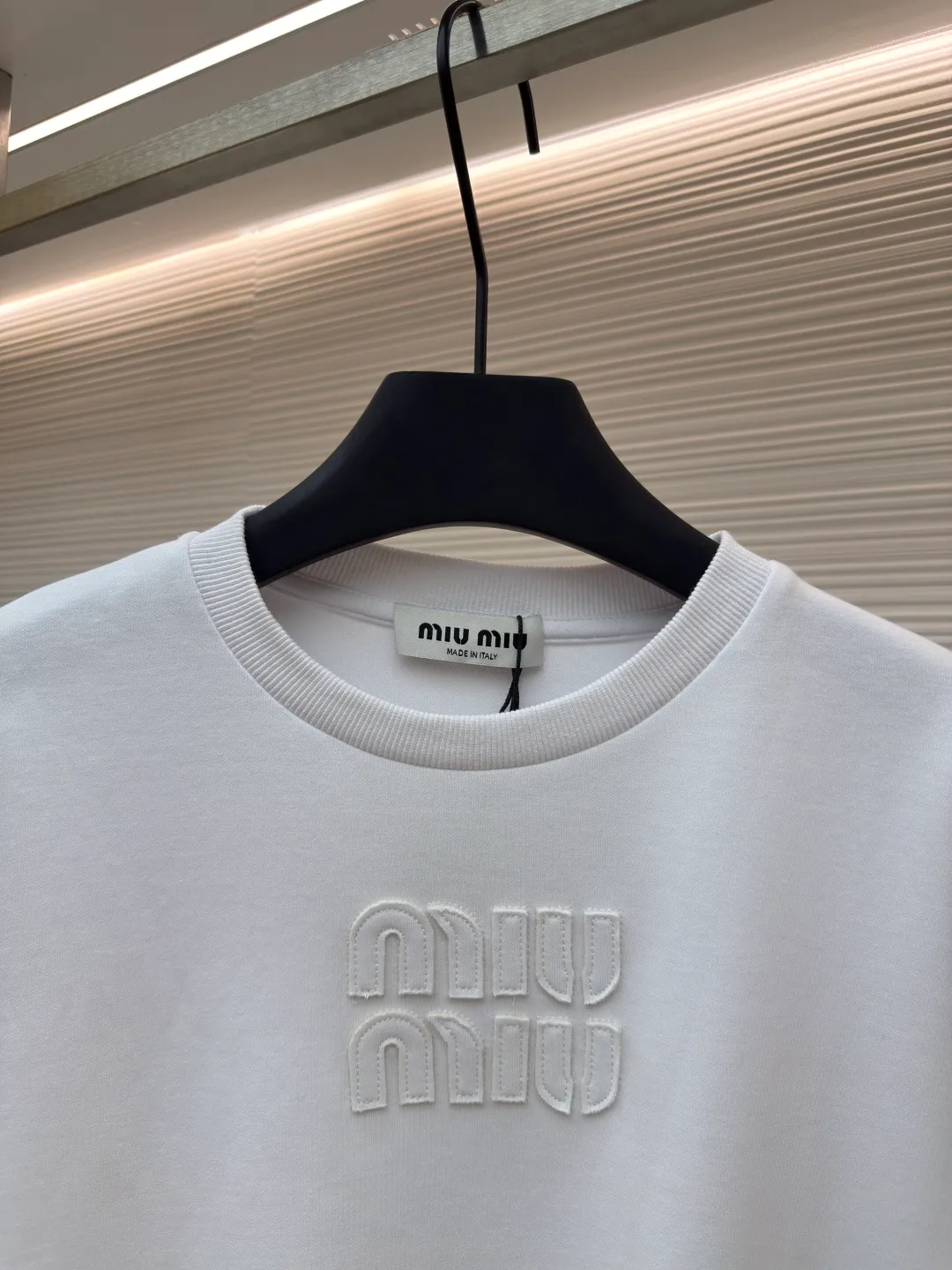 MIU MIU embroidered burnt logo long sleeves ●Authentic product: purchased and developed for 5999 ●Item number: 1680463-A10 ●Fabric: pure cotton fabric ●Technology: laser cutting and production ●Version: loose fit ●Weight: about 470 grams ●Size: S-M-L-XL ●Description: Made of 320 grams of trendy brand double-sided, expanded with 2*2 double yarn threads, the MiuMiu cloth label is laser cut, and the manual hand sticker is laser positioned. Embroidery is done after computer positioning. Expressing a maverick attitude, this relaxed cotton T-shirt features the signature tonal Miu Miu logo. Oversize lines convey a leisurely and comfortable femininity. The overall wiring is straight and delicate, the fabric is comfortable and soft, and the color is consistent without color difference. It can be matched with the same style to create a fashionable look and control various occasions. Customized accessories, complete with three standards, same style for men and women!