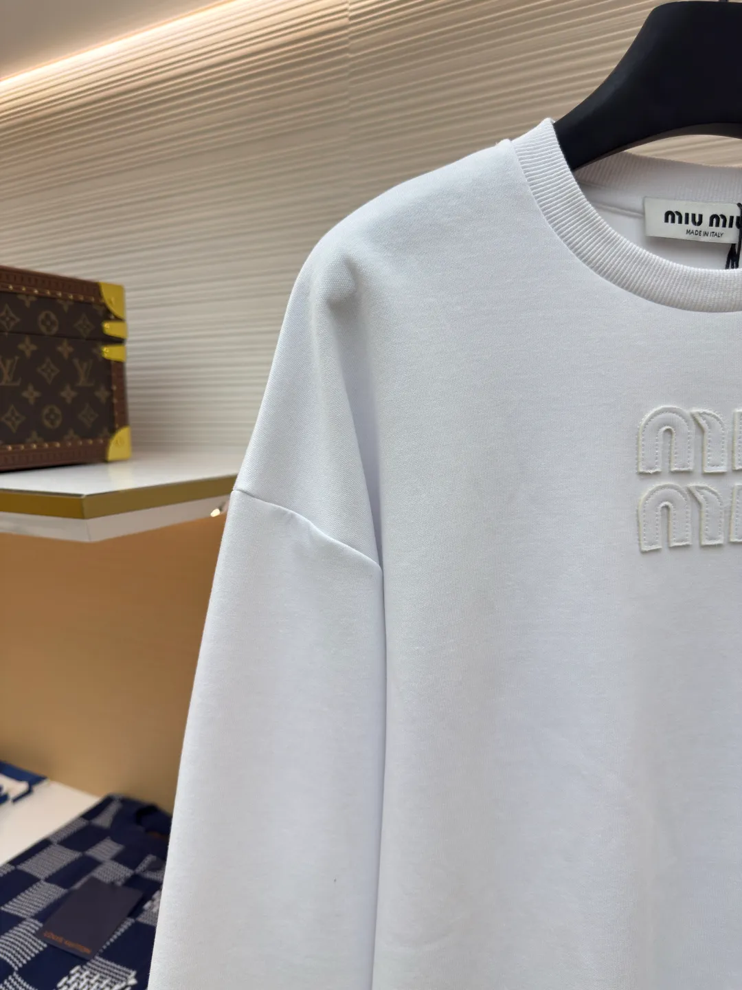 MIU MIU embroidered burnt logo long sleeves ●Authentic product: purchased and developed for 5999 ●Item number: 1680463-A10 ●Fabric: pure cotton fabric ●Technology: laser cutting and production ●Version: loose fit ●Weight: about 470 grams ●Size: S-M-L-XL ●Description: Made of 320 grams of trendy brand double-sided, expanded with 2*2 double yarn threads, the MiuMiu cloth label is laser cut, and the manual hand sticker is laser positioned. Embroidery is done after computer positioning. Expressing a maverick attitude, this relaxed cotton T-shirt features the signature tonal Miu Miu logo. Oversize lines convey a leisurely and comfortable femininity. The overall wiring is straight and delicate, the fabric is comfortable and soft, and the color is consistent without color difference. It can be matched with the same style to create a fashionable look and control various occasions. Customized accessories, complete with three standards, same style for men and women!
