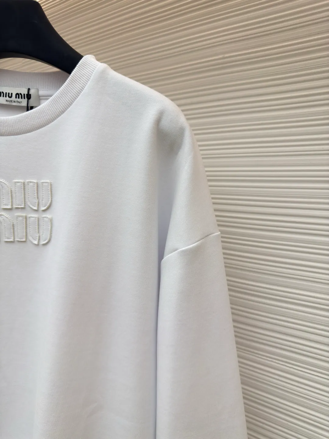 MIU MIU embroidered burnt logo long sleeves ●Authentic product: purchased and developed for 5999 ●Item number: 1680463-A10 ●Fabric: pure cotton fabric ●Technology: laser cutting and production ●Version: loose fit ●Weight: about 470 grams ●Size: S-M-L-XL ●Description: Made of 320 grams of trendy brand double-sided, expanded with 2*2 double yarn threads, the MiuMiu cloth label is laser cut, and the manual hand sticker is laser positioned. Embroidery is done after computer positioning. Expressing a maverick attitude, this relaxed cotton T-shirt features the signature tonal Miu Miu logo. Oversize lines convey a leisurely and comfortable femininity. The overall wiring is straight and delicate, the fabric is comfortable and soft, and the color is consistent without color difference. It can be matched with the same style to create a fashionable look and control various occasions. Customized accessories, complete with three standards, same style for men and women!