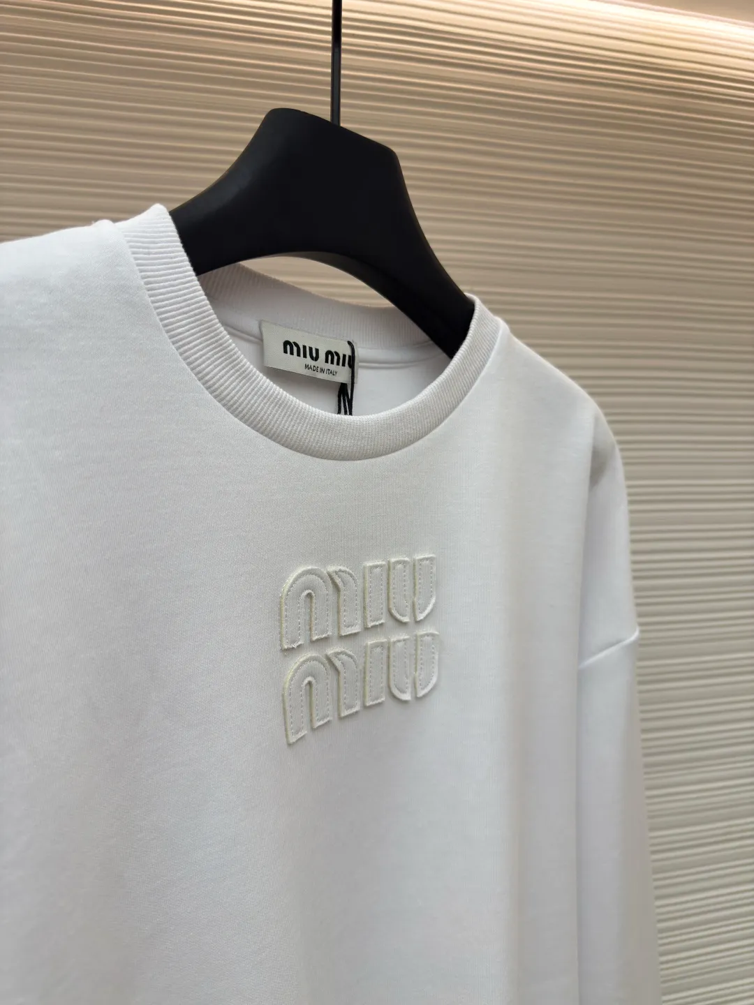 MIU MIU embroidered burnt logo long sleeves ●Authentic product: purchased and developed for 5999 ●Item number: 1680463-A10 ●Fabric: pure cotton fabric ●Technology: laser cutting and production ●Version: loose fit ●Weight: about 470 grams ●Size: S-M-L-XL ●Description: Made of 320 grams of trendy brand double-sided, expanded with 2*2 double yarn threads, the MiuMiu cloth label is laser cut, and the manual hand sticker is laser positioned. Embroidery is done after computer positioning. Expressing a maverick attitude, this relaxed cotton T-shirt features the signature tonal Miu Miu logo. Oversize lines convey a leisurely and comfortable femininity. The overall wiring is straight and delicate, the fabric is comfortable and soft, and the color is consistent without color difference. It can be matched with the same style to create a fashionable look and control various occasions. Customized accessories, complete with three standards, same style for men and women!