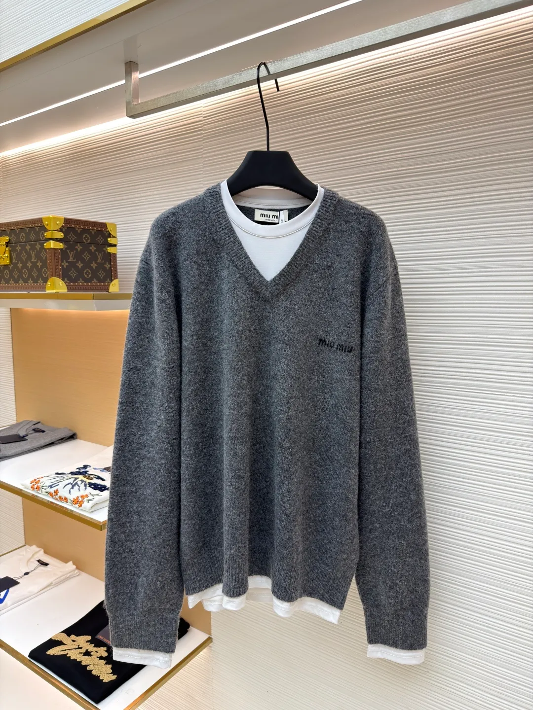 MIUMIU fake two-piece V-neck cashmere sweater ●Original version: purchased and developed in 20300 ●Item number: 1681164-A95 ●Fabric: cashmere fabric ●Technology: knitted ●Color: gray ●Version: fitted version ●Weight: about 625 grams ●Size: S-M-L-XL ●Description: Miu style logo and contrasting fake two pieces are gathered into one piece. The cuffs, collar and tail are spliced with pure cotton fabric to highlight the sense of layering. It is a personalized interpretation that interprets the sense of layering from a modern perspective to create a playful look and freedom. The overall wiring is straight and delicate, the fabric is comfortable and soft, and the color is consistent without color difference. It can be matched with the same style to create a fashionable look and control various occasions. Customized accessories, complete with three standards, same style for men and women!
