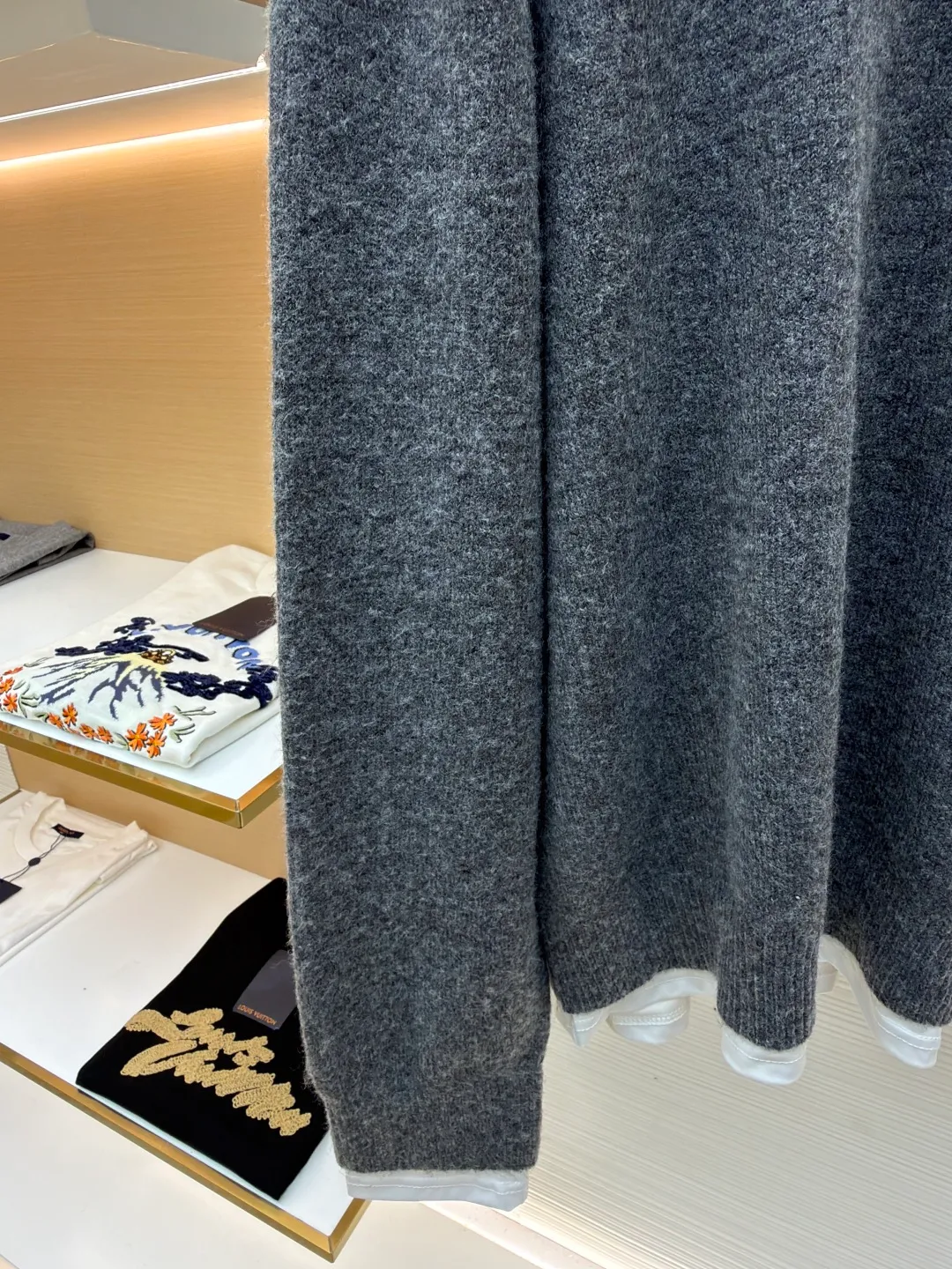MIUMIU fake two-piece V-neck cashmere sweater ●Original version: purchased and developed in 20300 ●Item number: 1681164-A95 ●Fabric: cashmere fabric ●Technology: knitted ●Color: gray ●Version: fitted version ●Weight: about 625 grams ●Size: S-M-L-XL ●Description: Miu style logo and contrasting fake two pieces are gathered into one piece. The cuffs, collar and tail are spliced with pure cotton fabric to highlight the sense of layering. It is a personalized interpretation that interprets the sense of layering from a modern perspective to create a playful look and freedom. The overall wiring is straight and delicate, the fabric is comfortable and soft, and the color is consistent without color difference. It can be matched with the same style to create a fashionable look and control various occasions. Customized accessories, complete with three standards, same style for men and women!