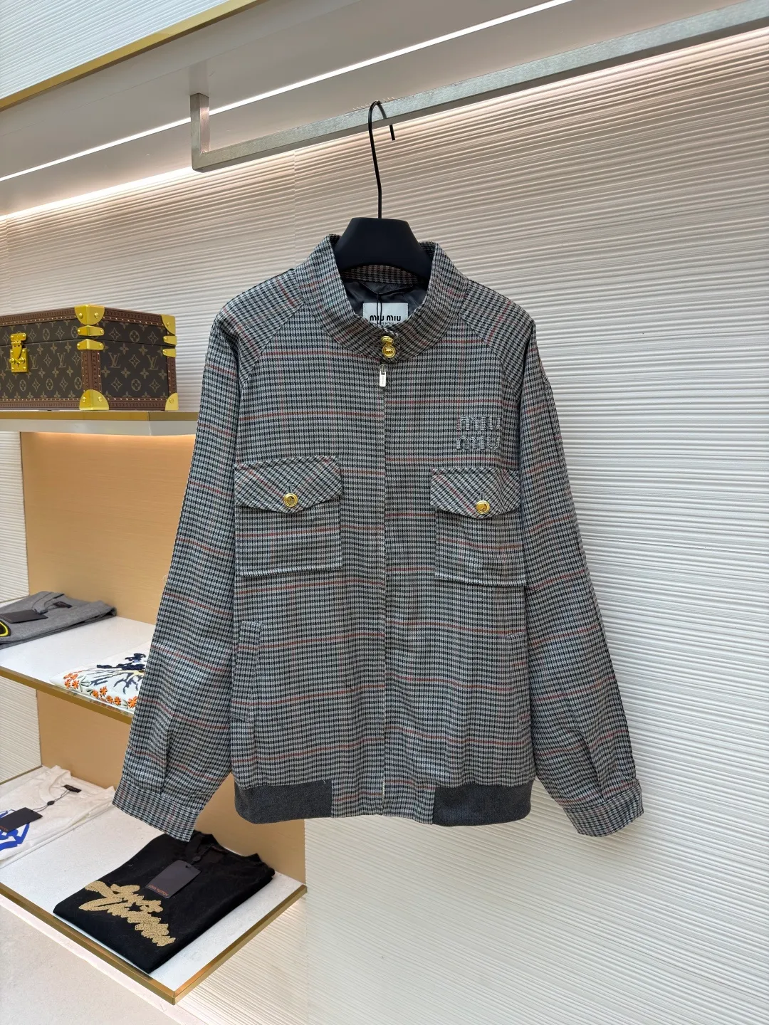 MIUMIU Embroidered Striped Plaid Jacket ●Original version: Purchased and developed in 19999 ●Item number: 1681908-B45 ●Material: pure cotton wool fabric ●Technology: embroidery production ●Color: gray ●Version: fitted version ●Weight: about 640 grams ●Size: 36-38-40-45 ●Description: Made of 50 counts of 4-strand pure cotton wool, customized 1:1 plaid striped fabric. After the fabric is dyed in multiple colors, it is wound and woven using a 4-strand process. The inner lining is made of high-density twill silk cotton lining cloth, custom-woven in 100 count. Embroidery, with the brand MIU MIU brand logo embroidery icon on the chest. This process uses laser burning, and then manually positions and fits one by one. The computer identifies the positioning and the embroidery is firmly solidified on the clothes. The zipper is electroplated gold and the slider is No. 5 double slider. The teeth are made of electroplated golden European style teeth. The buttons are electroplated and hand-sewn, and the original size is customized to 1:1. The overall wiring is straight and delicate, the fabric is comfortable and soft, and the color is consistent without color difference. It can be matched with the same style to create a fashionable look and control various occasions. Customized accessories, complete with three standards, same style for men and women!