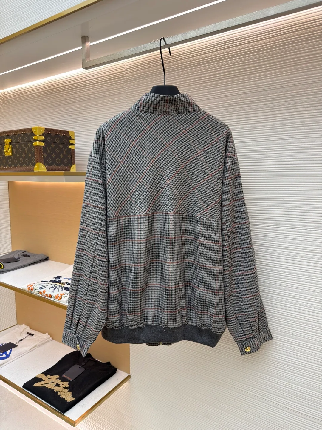 MIUMIU Embroidered Striped Plaid Jacket ●Original version: Purchased and developed in 19999 ●Item number: 1681908-B45 ●Material: pure cotton wool fabric ●Technology: embroidery production ●Color: gray ●Version: fitted version ●Weight: about 640 grams ●Size: 36-38-40-45 ●Description: Made of 50 counts of 4-strand pure cotton wool, customized 1:1 plaid striped fabric. After the fabric is dyed in multiple colors, it is wound and woven using a 4-strand process. The inner lining is made of high-density twill silk cotton lining cloth, custom-woven in 100 count. Embroidery, with the brand MIU MIU brand logo embroidery icon on the chest. This process uses laser burning, and then manually positions and fits one by one. The computer identifies the positioning and the embroidery is firmly solidified on the clothes. The zipper is electroplated gold and the slider is No. 5 double slider. The teeth are made of electroplated golden European style teeth. The buttons are electroplated and hand-sewn, and the original size is customized to 1:1. The overall wiring is straight and delicate, the fabric is comfortable and soft, and the color is consistent without color difference. It can be matched with the same style to create a fashionable look and control various occasions. Customized accessories, complete with three standards, same style for men and women!