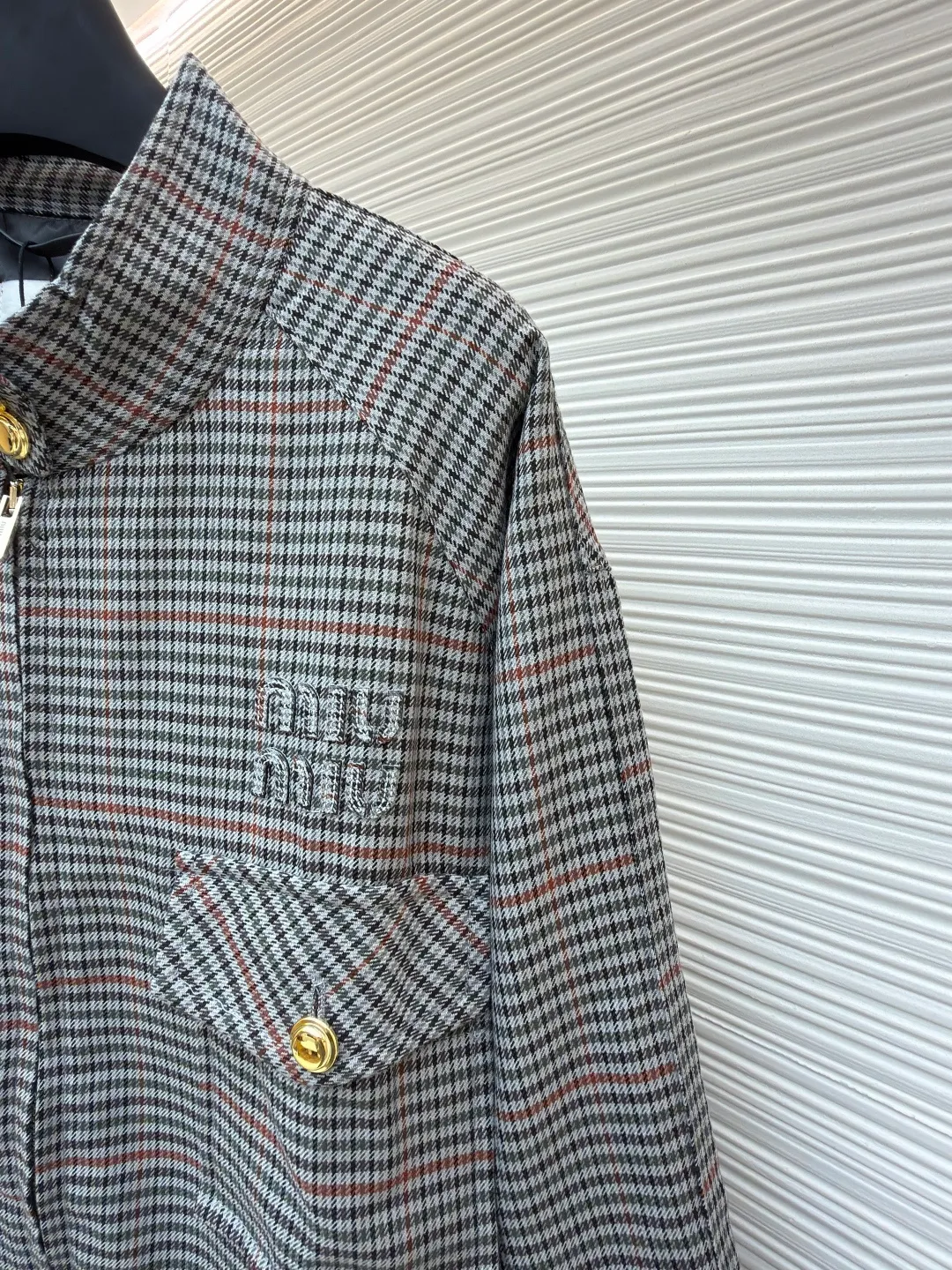 MIUMIU Embroidered Striped Plaid Jacket ●Original version: Purchased and developed in 19999 ●Item number: 1681908-B45 ●Material: pure cotton wool fabric ●Technology: embroidery production ●Color: gray ●Version: fitted version ●Weight: about 640 grams ●Size: 36-38-40-45 ●Description: Made of 50 counts of 4-strand pure cotton wool, customized 1:1 plaid striped fabric. After the fabric is dyed in multiple colors, it is wound and woven using a 4-strand process. The inner lining is made of high-density twill silk cotton lining cloth, custom-woven in 100 count. Embroidery, with the brand MIU MIU brand logo embroidery icon on the chest. This process uses laser burning, and then manually positions and fits one by one. The computer identifies the positioning and the embroidery is firmly solidified on the clothes. The zipper is electroplated gold and the slider is No. 5 double slider. The teeth are made of electroplated golden European style teeth. The buttons are electroplated and hand-sewn, and the original size is customized to 1:1. The overall wiring is straight and delicate, the fabric is comfortable and soft, and the color is consistent without color difference. It can be matched with the same style to create a fashionable look and control various occasions. Customized accessories, complete with three standards, same style for men and women!