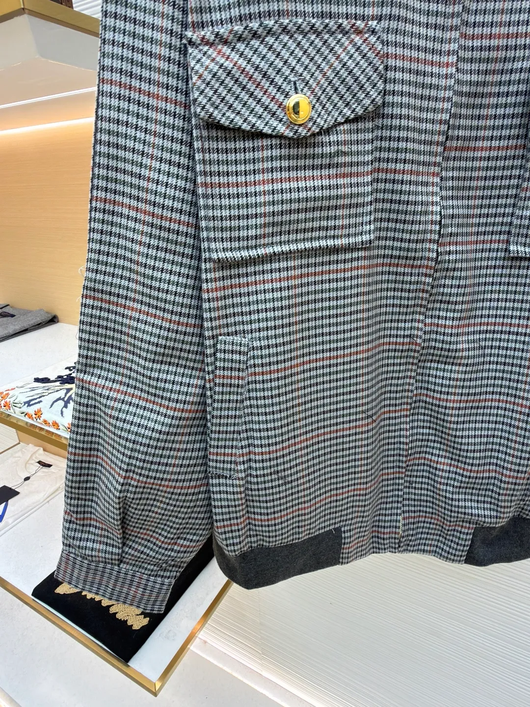 MIUMIU Embroidered Striped Plaid Jacket ●Original version: Purchased and developed in 19999 ●Item number: 1681908-B45 ●Material: pure cotton wool fabric ●Technology: embroidery production ●Color: gray ●Version: fitted version ●Weight: about 640 grams ●Size: 36-38-40-45 ●Description: Made of 50 counts of 4-strand pure cotton wool, customized 1:1 plaid striped fabric. After the fabric is dyed in multiple colors, it is wound and woven using a 4-strand process. The inner lining is made of high-density twill silk cotton lining cloth, custom-woven in 100 count. Embroidery, with the brand MIU MIU brand logo embroidery icon on the chest. This process uses laser burning, and then manually positions and fits one by one. The computer identifies the positioning and the embroidery is firmly solidified on the clothes. The zipper is electroplated gold and the slider is No. 5 double slider. The teeth are made of electroplated golden European style teeth. The buttons are electroplated and hand-sewn, and the original size is customized to 1:1. The overall wiring is straight and delicate, the fabric is comfortable and soft, and the color is consistent without color difference. It can be matched with the same style to create a fashionable look and control various occasions. Customized accessories, complete with three standards, same style for men and women!