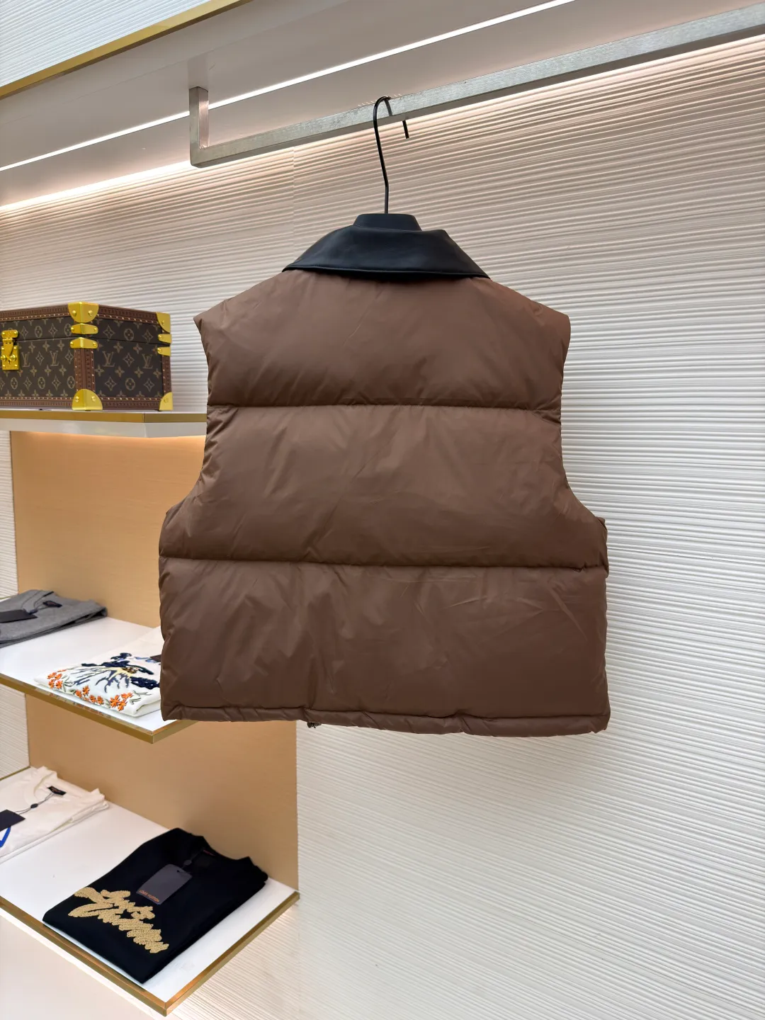 MIUMIU technology ponge down vest [Women's clothing] ●Item number: 1681115-C65 ●Material: white duck down fabric ●Technology: glue printing ●Version: fitted version ●Weight: about 425 grams ●Size: S-M-L ●Description: This vest is made of lightweight and durable nylon fabric with down filling, taking into account both warmth and fashion. The collar is made of genuine leather to enhance the overall texture and warmth. The outer layer of high-density nylon is windproof and waterproof, light and wear-resistant, and the inner layer is filled with down, which has high fluffiness and strong warmth retention. It is made of national standard 90 white duck down and has a filling capacity of 190 grams to ensure excellent warmth retention. The down has been strictly screened and processed and is not easy to be drilled, ensuring durability. The letter pattern is displayed on the breast bag piece through glue printing. The printer scrapes the print 10 times to ensure the printing thickness, forming a micro-three-dimensional convex structure. The scraper pressure is even and the firmness is improved. After being cured at high temperature, the pigment is combined with the fabric fibers and is not easy to fall off due to friction. The overall wiring is straight and delicate, the fabric is comfortable and soft, and the color is consistent without color difference. It can be matched with the same style to create a fashionable look and control various occasions. Customized accessories, complete with three standards, same style for men and women!