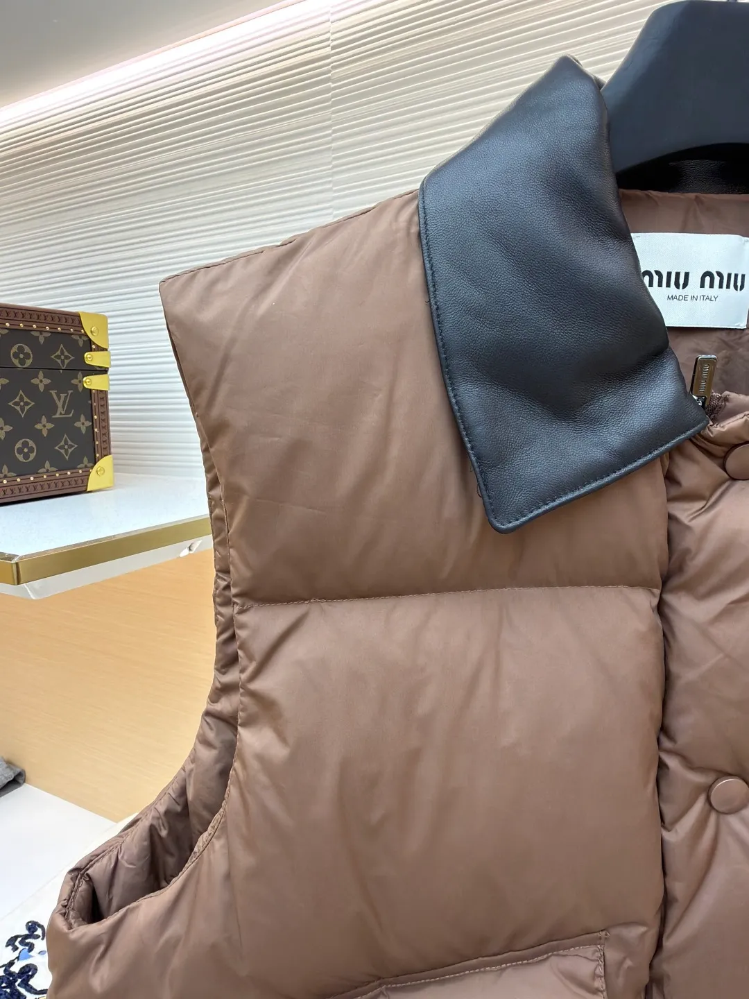 MIUMIU technology ponge down vest [Women's clothing] ●Item number: 1681115-C65 ●Material: white duck down fabric ●Technology: glue printing ●Version: fitted version ●Weight: about 425 grams ●Size: S-M-L ●Description: This vest is made of lightweight and durable nylon fabric with down filling, taking into account both warmth and fashion. The collar is made of genuine leather to enhance the overall texture and warmth. The outer layer of high-density nylon is windproof and waterproof, light and wear-resistant, and the inner layer is filled with down, which has high fluffiness and strong warmth retention. It is made of national standard 90 white duck down and has a filling capacity of 190 grams to ensure excellent warmth retention. The down has been strictly screened and processed and is not easy to be drilled, ensuring durability. The letter pattern is displayed on the breast bag piece through glue printing. The printer scrapes the print 10 times to ensure the printing thickness, forming a micro-three-dimensional convex structure. The scraper pressure is even and the firmness is improved. After being cured at high temperature, the pigment is combined with the fabric fibers and is not easy to fall off due to friction. The overall wiring is straight and delicate, the fabric is comfortable and soft, and the color is consistent without color difference. It can be matched with the same style to create a fashionable look and control various occasions. Customized accessories, complete with three standards, same style for men and women!