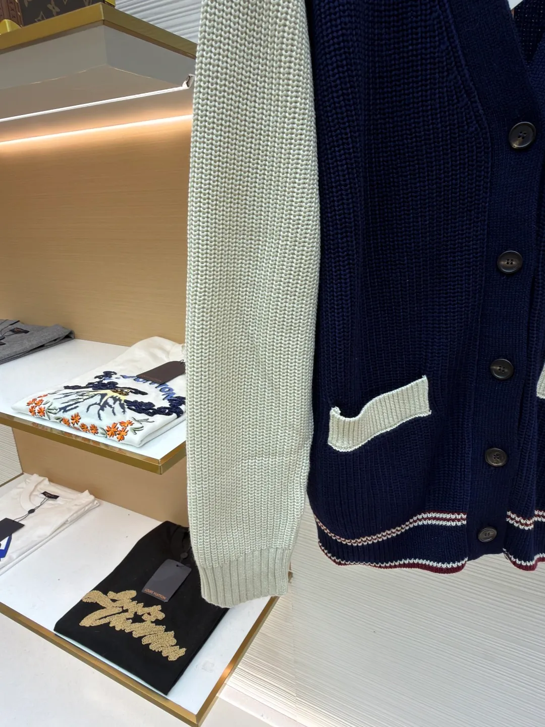 MIUMIU College Style Chest Logo Jacquard Sweater ●Original version: Purchased and developed for 26900 ●Item number: 1681494-A65 ●Fabric: wool blended fabric ●Technology: Knitted ●Color: off-white/navy blue ●Version: Fitted version ●Weight: about 785g ●Size: 42-44-46 ●Description: Made of 40% sheep soft 15% wool 45% cotton blended fabric, original dyed royal blue. Use 7 stitches to knit a multi-piece sewing plate. It uses horn buttons, each button has irregular horn patterns, and the chest label is made of pure cotton custom jacquard MiuMiu. Tennis-inspired details accent this cashmere and wool-blend cardigan. The distinctive ribbed pattern and oversized shape create a casual and elegant style. The overall wiring is straight and delicate, the fabric is comfortable and soft, and the color is consistent without color difference. It can be matched with the same style to create a fashionable look and control various occasions. Customized accessories, complete with three standards, same style for men and women!