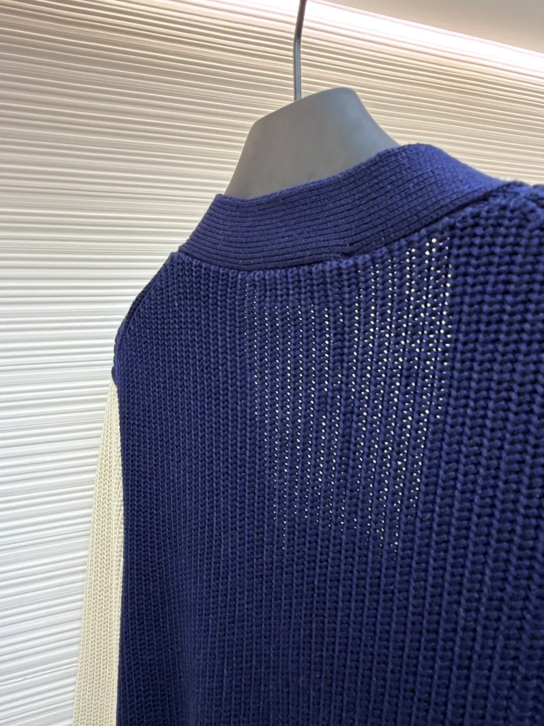 MIUMIU College Style Chest Logo Jacquard Sweater ●Original version: Purchased and developed for 26900 ●Item number: 1681494-A65 ●Fabric: wool blended fabric ●Technology: Knitted ●Color: off-white/navy blue ●Version: Fitted version ●Weight: about 785g ●Size: 42-44-46 ●Description: Made of 40% sheep soft 15% wool 45% cotton blended fabric, original dyed royal blue. Use 7 stitches to knit a multi-piece sewing plate. It uses horn buttons, each button has irregular horn patterns, and the chest label is made of pure cotton custom jacquard MiuMiu. Tennis-inspired details accent this cashmere and wool-blend cardigan. The distinctive ribbed pattern and oversized shape create a casual and elegant style. The overall wiring is straight and delicate, the fabric is comfortable and soft, and the color is consistent without color difference. It can be matched with the same style to create a fashionable look and control various occasions. Customized accessories, complete with three standards, same style for men and women!