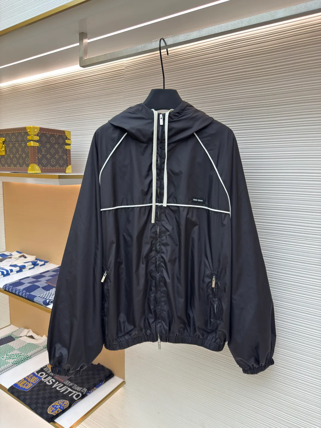 MIU MIU zipper hooded jacket ●Authentic product: Purchased and developed by 18999 ●Item number: 1680500-B40 ●Fabric: nylon fabric ●Technology: Positioning cutting machine ●Version: Fitted version ●Weight: about 420 grams ●Size: 36-38-40-42 ●Description: Customized cold-extraction smart hole fiber nylon worsted fabric, thin and delicate, comfortable and skin-friendly, with classic black as the main color The ultimate fusion of depth and elegance. The eye-catching miumiu logo patch is embellished on the chest, showing the brand's consistent sophistication and elegance. The lightly dancing hood creates a lazy and casual atmosphere. The carefully outlined white piping is the finishing touch, achieving perfect visual balance in harmony. The leader of fashion trends, the overall line is straight and delicate, the fabric is comfortable and soft, and the color is consistent without color difference. It can be matched with the same style to create a fashionable look, and can be used in various occasions. Customized accessories, complete with three standards, same style for men and women!