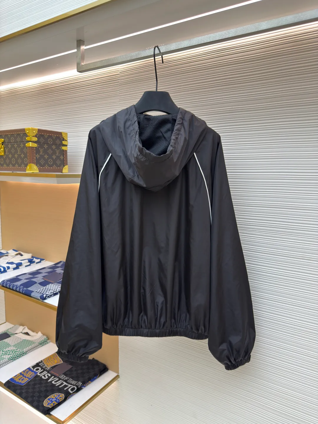 MIU MIU zipper hooded jacket ●Authentic product: Purchased and developed by 18999 ●Item number: 1680500-B40 ●Fabric: nylon fabric ●Technology: Positioning cutting machine ●Version: Fitted version ●Weight: about 420 grams ●Size: 36-38-40-42 ●Description: Customized cold-extraction smart hole fiber nylon worsted fabric, thin and delicate, comfortable and skin-friendly, with classic black as the main color The ultimate fusion of depth and elegance. The eye-catching miumiu logo patch is embellished on the chest, showing the brand's consistent sophistication and elegance. The lightly dancing hood creates a lazy and casual atmosphere. The carefully outlined white piping is the finishing touch, achieving perfect visual balance in harmony. The leader of fashion trends, the overall line is straight and delicate, the fabric is comfortable and soft, and the color is consistent without color difference. It can be matched with the same style to create a fashionable look, and can be used in various occasions. Customized accessories, complete with three standards, same style for men and women!