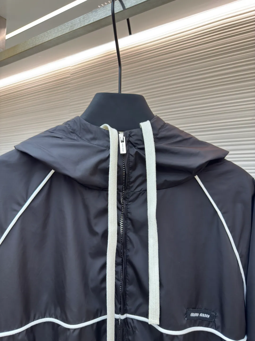 MIU MIU zipper hooded jacket ●Authentic product: Purchased and developed by 18999 ●Item number: 1680500-B40 ●Fabric: nylon fabric ●Technology: Positioning cutting machine ●Version: Fitted version ●Weight: about 420 grams ●Size: 36-38-40-42 ●Description: Customized cold-extraction smart hole fiber nylon worsted fabric, thin and delicate, comfortable and skin-friendly, with classic black as the main color The ultimate fusion of depth and elegance. The eye-catching miumiu logo patch is embellished on the chest, showing the brand's consistent sophistication and elegance. The lightly dancing hood creates a lazy and casual atmosphere. The carefully outlined white piping is the finishing touch, achieving perfect visual balance in harmony. The leader of fashion trends, the overall line is straight and delicate, the fabric is comfortable and soft, and the color is consistent without color difference. It can be matched with the same style to create a fashionable look, and can be used in various occasions. Customized accessories, complete with three standards, same style for men and women!