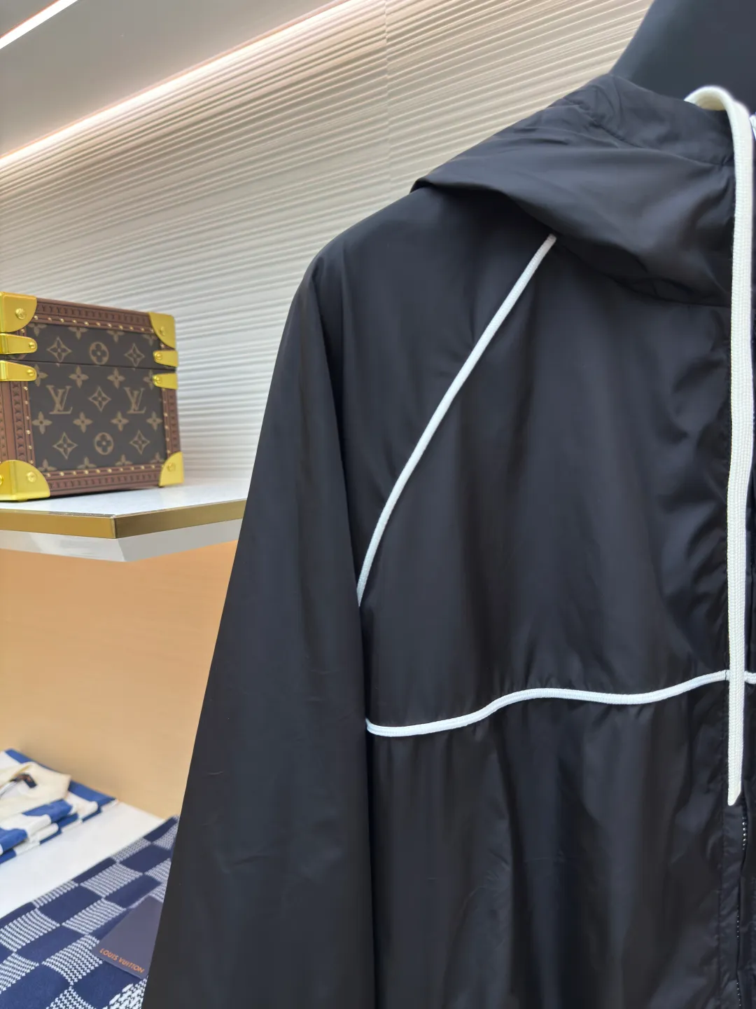 MIU MIU zipper hooded jacket ●Authentic product: Purchased and developed by 18999 ●Item number: 1680500-B40 ●Fabric: nylon fabric ●Technology: Positioning cutting machine ●Version: Fitted version ●Weight: about 420 grams ●Size: 36-38-40-42 ●Description: Customized cold-extraction smart hole fiber nylon worsted fabric, thin and delicate, comfortable and skin-friendly, with classic black as the main color The ultimate fusion of depth and elegance. The eye-catching miumiu logo patch is embellished on the chest, showing the brand's consistent sophistication and elegance. The lightly dancing hood creates a lazy and casual atmosphere. The carefully outlined white piping is the finishing touch, achieving perfect visual balance in harmony. The leader of fashion trends, the overall line is straight and delicate, the fabric is comfortable and soft, and the color is consistent without color difference. It can be matched with the same style to create a fashionable look, and can be used in various occasions. Customized accessories, complete with three standards, same style for men and women!