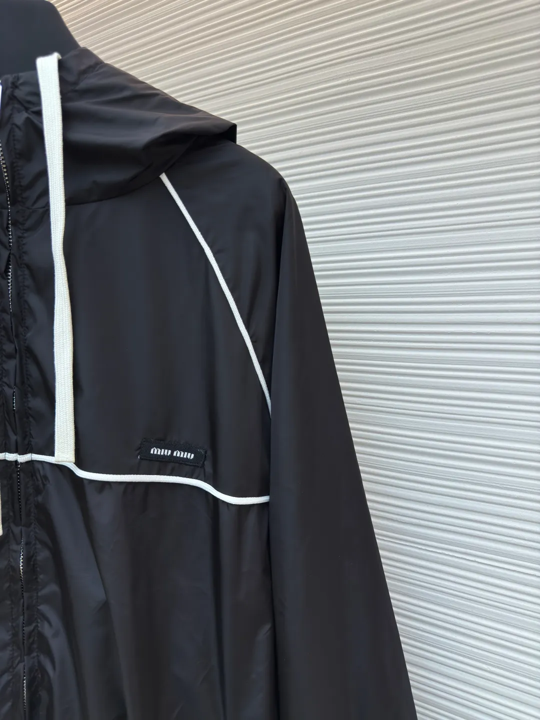 MIU MIU zipper hooded jacket ●Authentic product: Purchased and developed by 18999 ●Item number: 1680500-B40 ●Fabric: nylon fabric ●Technology: Positioning cutting machine ●Version: Fitted version ●Weight: about 420 grams ●Size: 36-38-40-42 ●Description: Customized cold-extraction smart hole fiber nylon worsted fabric, thin and delicate, comfortable and skin-friendly, with classic black as the main color The ultimate fusion of depth and elegance. The eye-catching miumiu logo patch is embellished on the chest, showing the brand's consistent sophistication and elegance. The lightly dancing hood creates a lazy and casual atmosphere. The carefully outlined white piping is the finishing touch, achieving perfect visual balance in harmony. The leader of fashion trends, the overall line is straight and delicate, the fabric is comfortable and soft, and the color is consistent without color difference. It can be matched with the same style to create a fashionable look, and can be used in various occasions. Customized accessories, complete with three standards, same style for men and women!