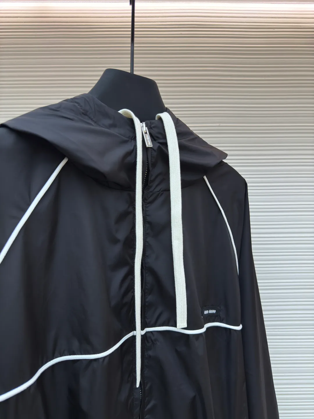MIU MIU zipper hooded jacket ●Authentic product: Purchased and developed by 18999 ●Item number: 1680500-B40 ●Fabric: nylon fabric ●Technology: Positioning cutting machine ●Version: Fitted version ●Weight: about 420 grams ●Size: 36-38-40-42 ●Description: Customized cold-extraction smart hole fiber nylon worsted fabric, thin and delicate, comfortable and skin-friendly, with classic black as the main color The ultimate fusion of depth and elegance. The eye-catching miumiu logo patch is embellished on the chest, showing the brand's consistent sophistication and elegance. The lightly dancing hood creates a lazy and casual atmosphere. The carefully outlined white piping is the finishing touch, achieving perfect visual balance in harmony. The leader of fashion trends, the overall line is straight and delicate, the fabric is comfortable and soft, and the color is consistent without color difference. It can be matched with the same style to create a fashionable look, and can be used in various occasions. Customized accessories, complete with three standards, same style for men and women!